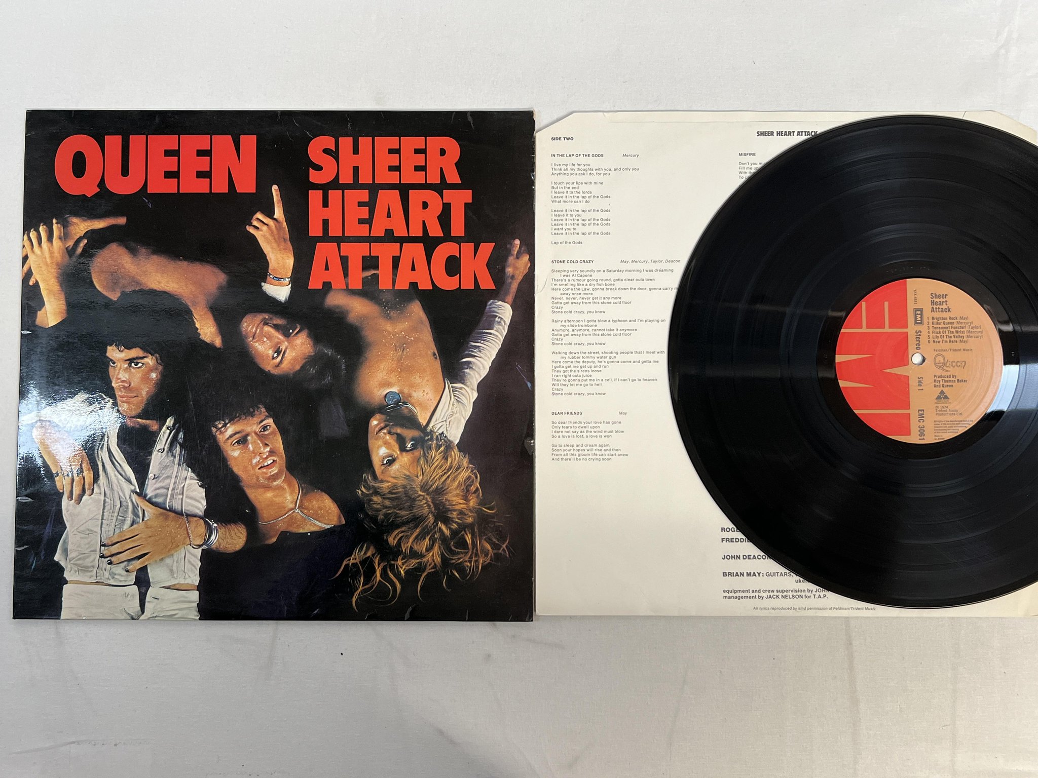 Omslagsbild för skivan QUEEN sheer heart attack LP -74 UK EMI EMC 3061