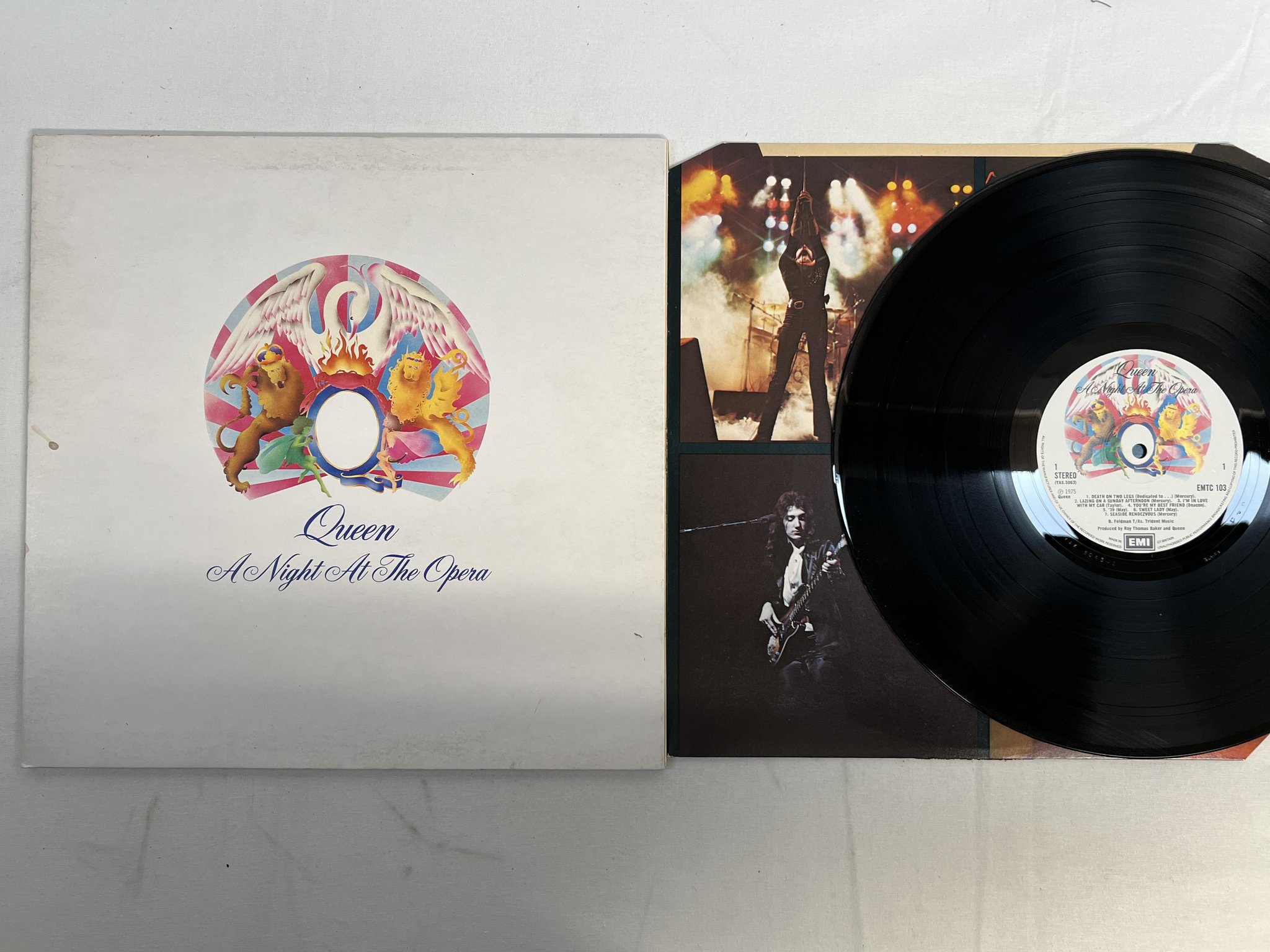 Omslagsbild för skivan QUEEN a night at the opera LP -75 UK EMI EMTC 103