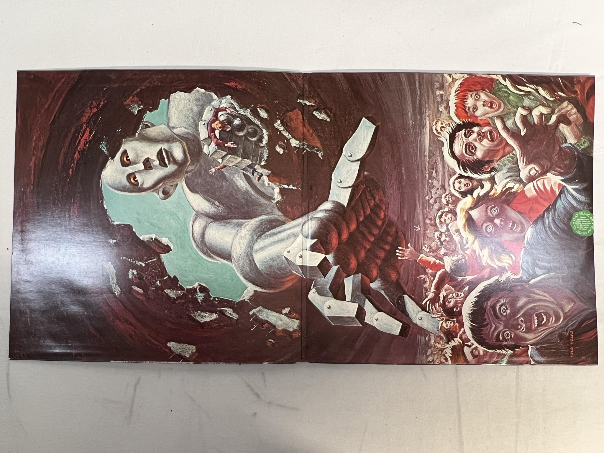 Omslagsbild för skivan QUEEN news of the world LP -77 ncb EMI 7C 064-60033