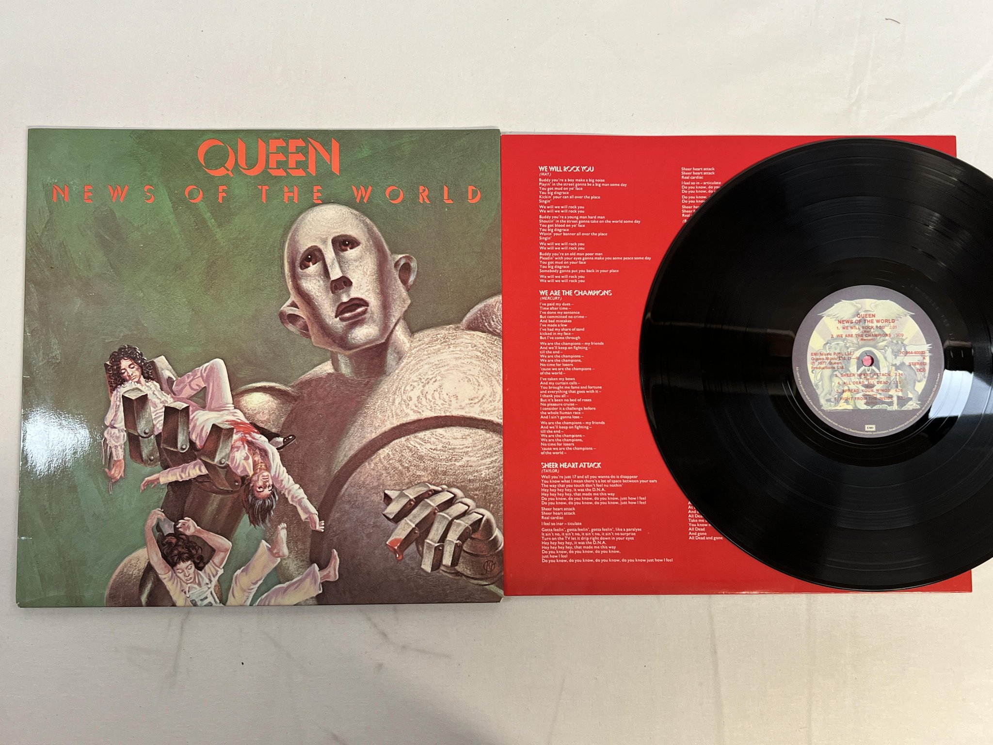 Omslagsbild för skivan QUEEN news of the world LP -77 ncb EMI 7C 064-60033