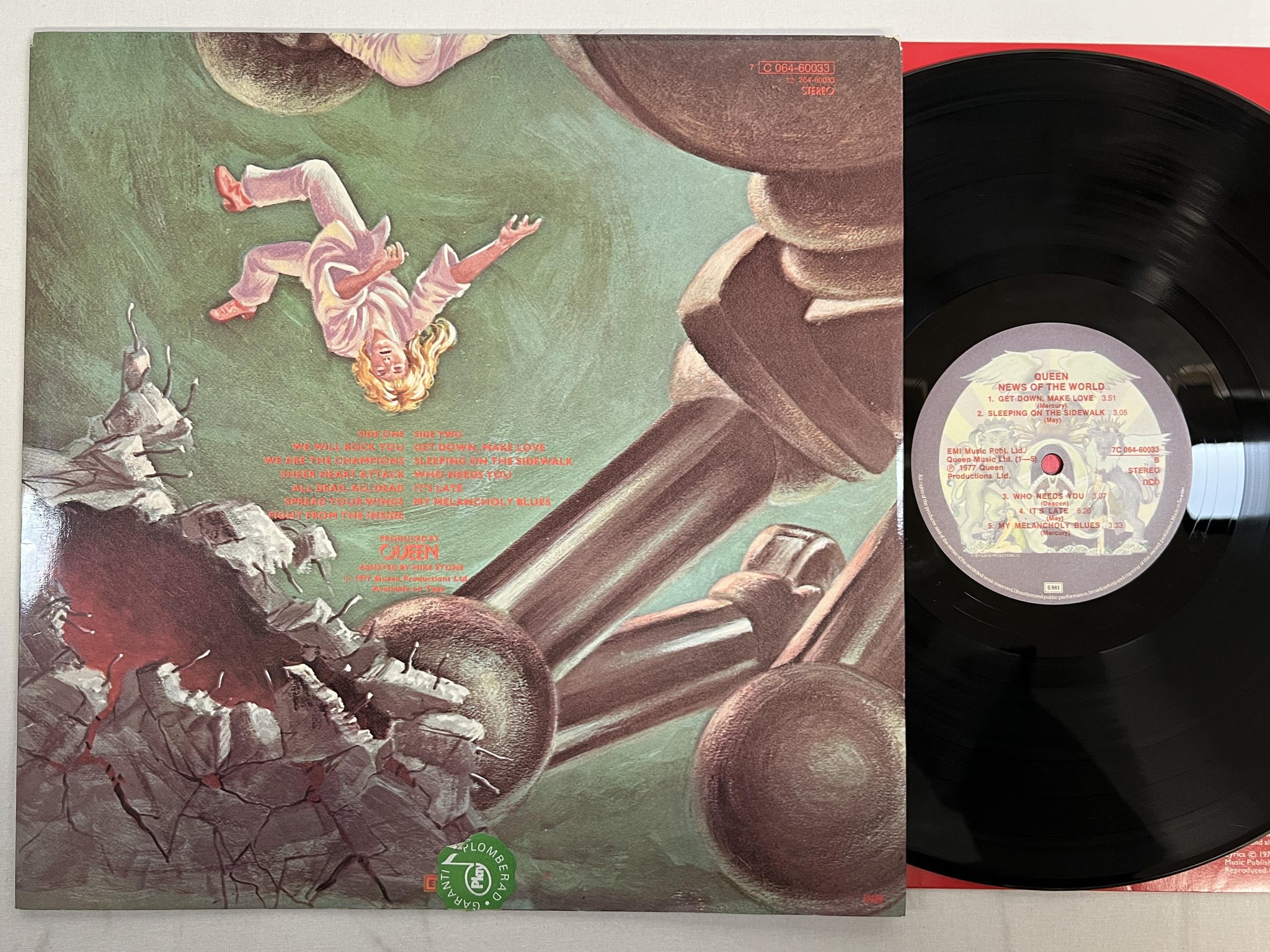 Omslagsbild för skivan QUEEN news of the world LP -77 ncb EMI 7C 064-60033