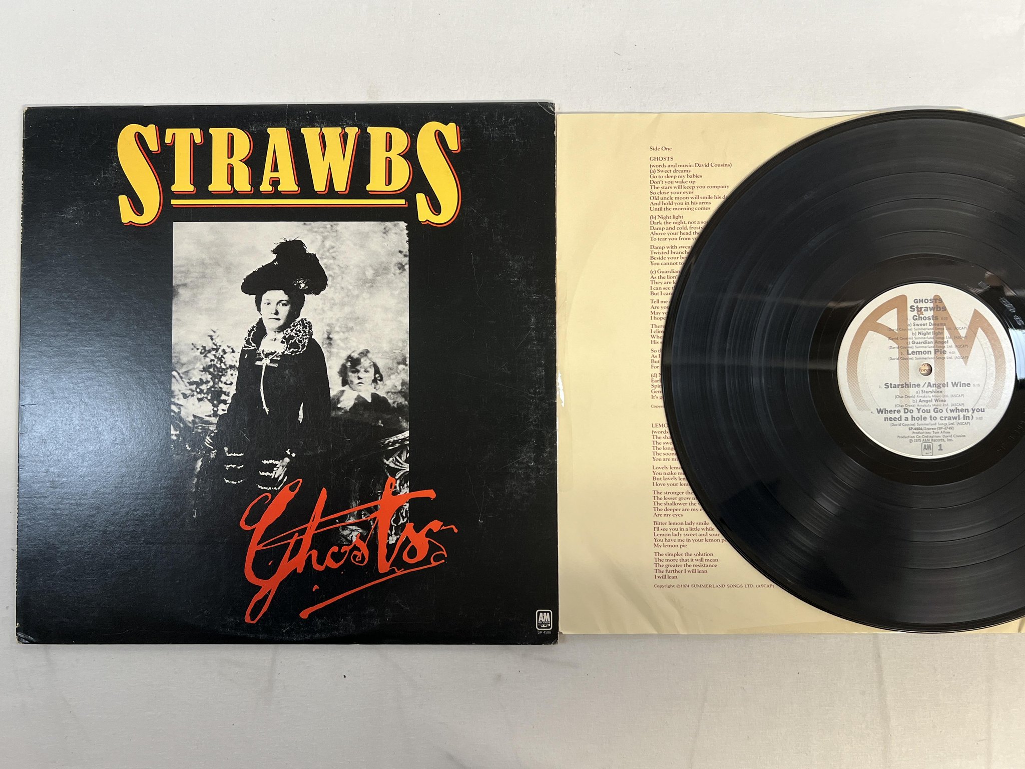 Omslagsbild för skivan STRAWBS ghosts LP -75 US A&M SP-4506