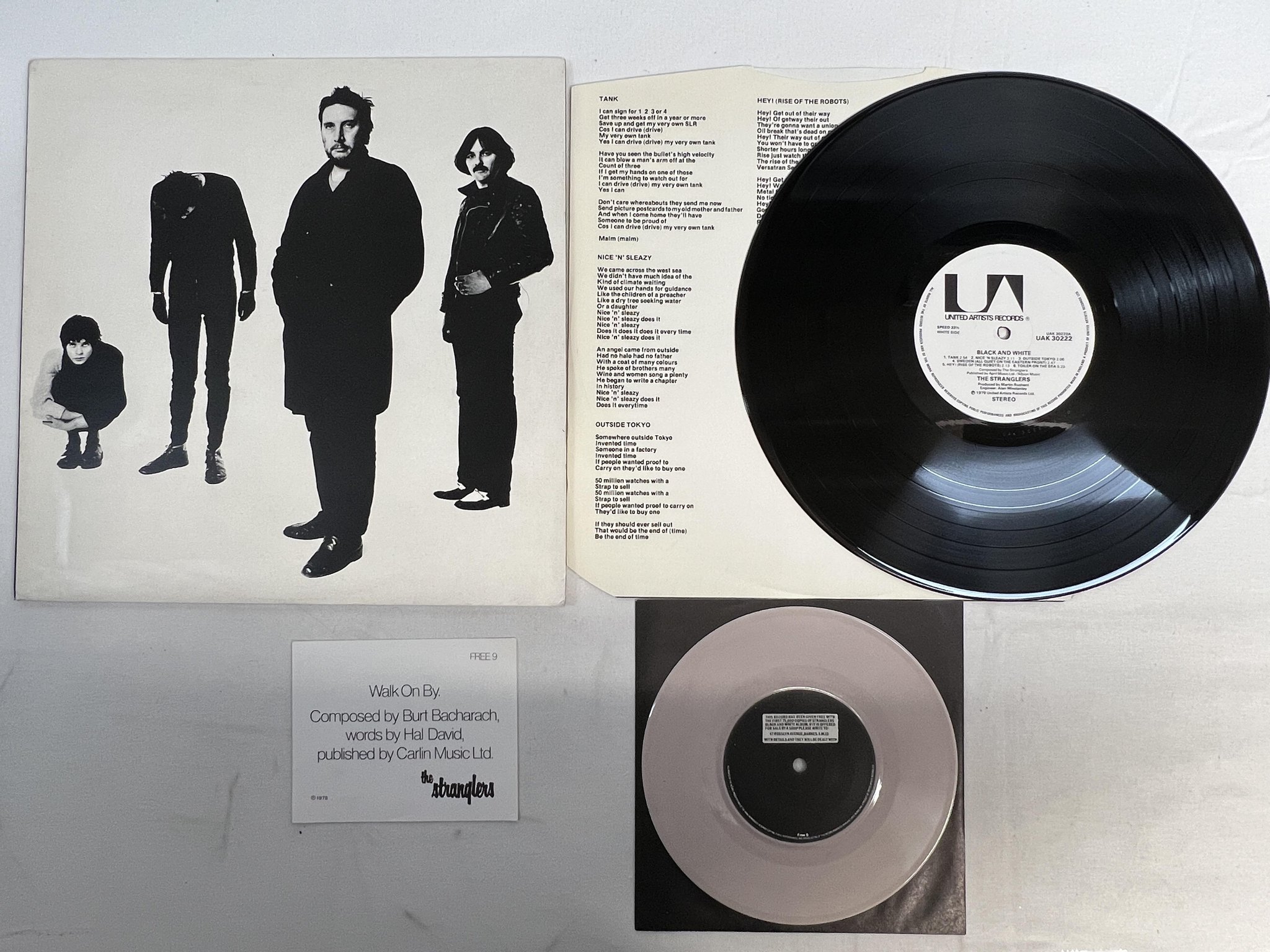 Omslagsbild för skivan THE STRANGLERS black and white LP + 7"single UK UNITED UAK 30222