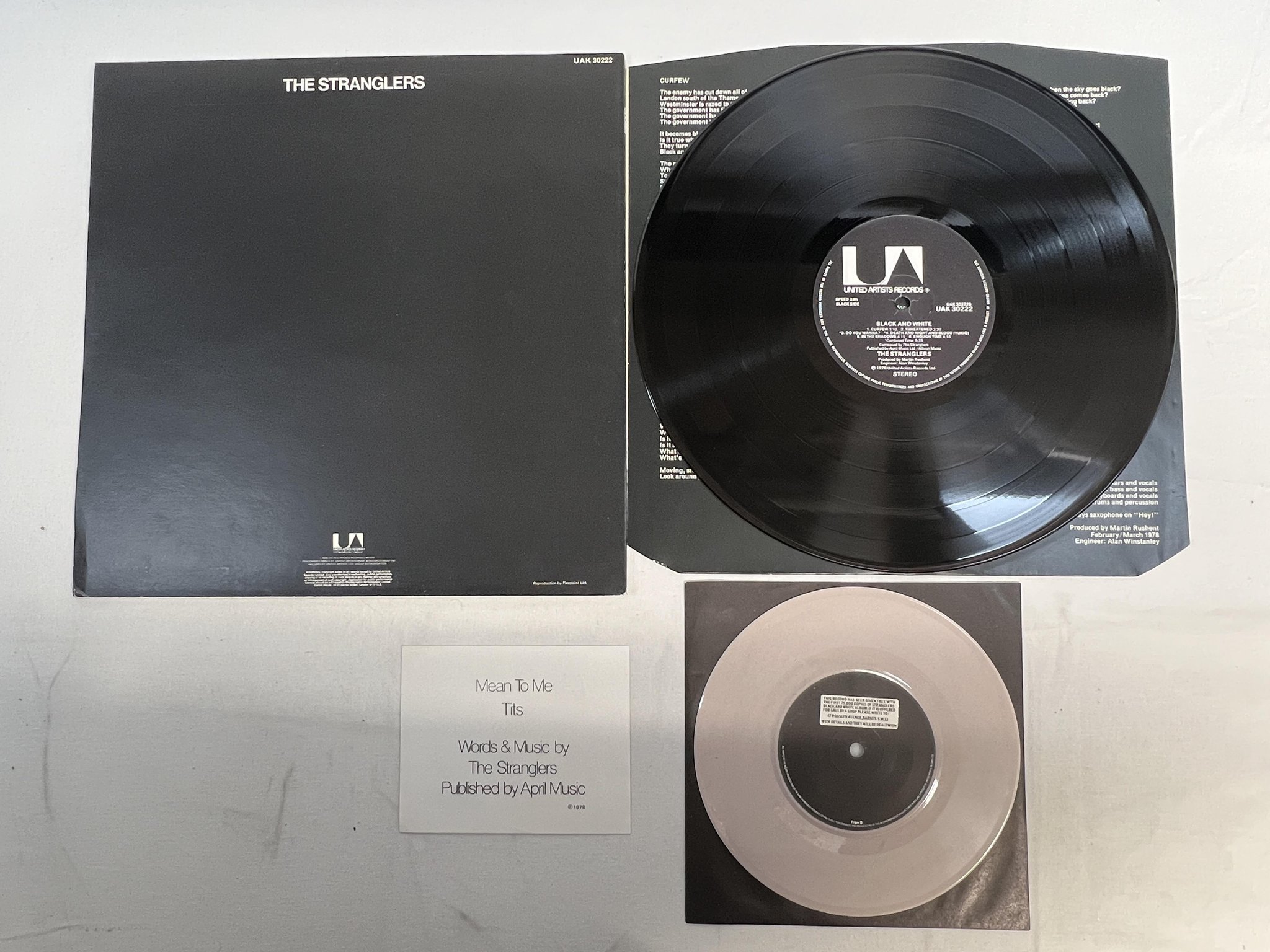 Omslagsbild för skivan THE STRANGLERS black and white LP + 7"single UK UNITED UAK 30222