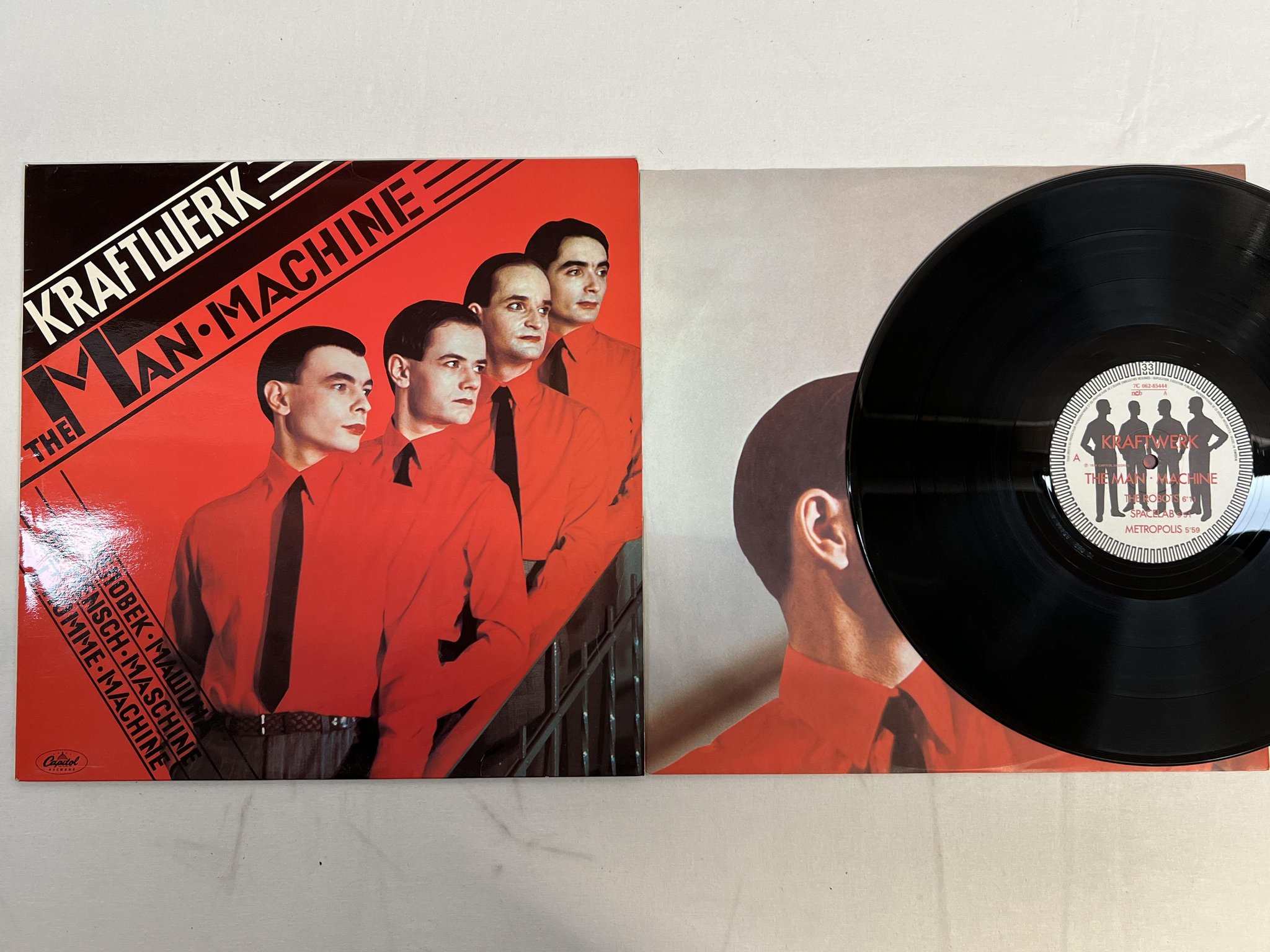 Omslagsbild för skivan KRAFTWERK the man machine LP -78 ncb CAPITOL 7C 062-85444