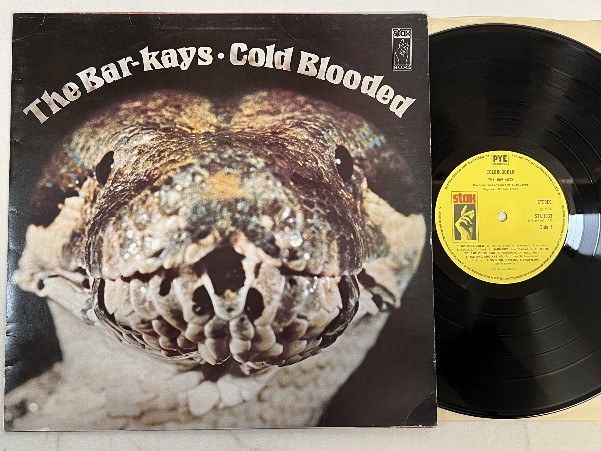 Omslagsbild för skivan THE BAR-KAYS coldblooded LP -74 UK STAX/PYE STX 1033