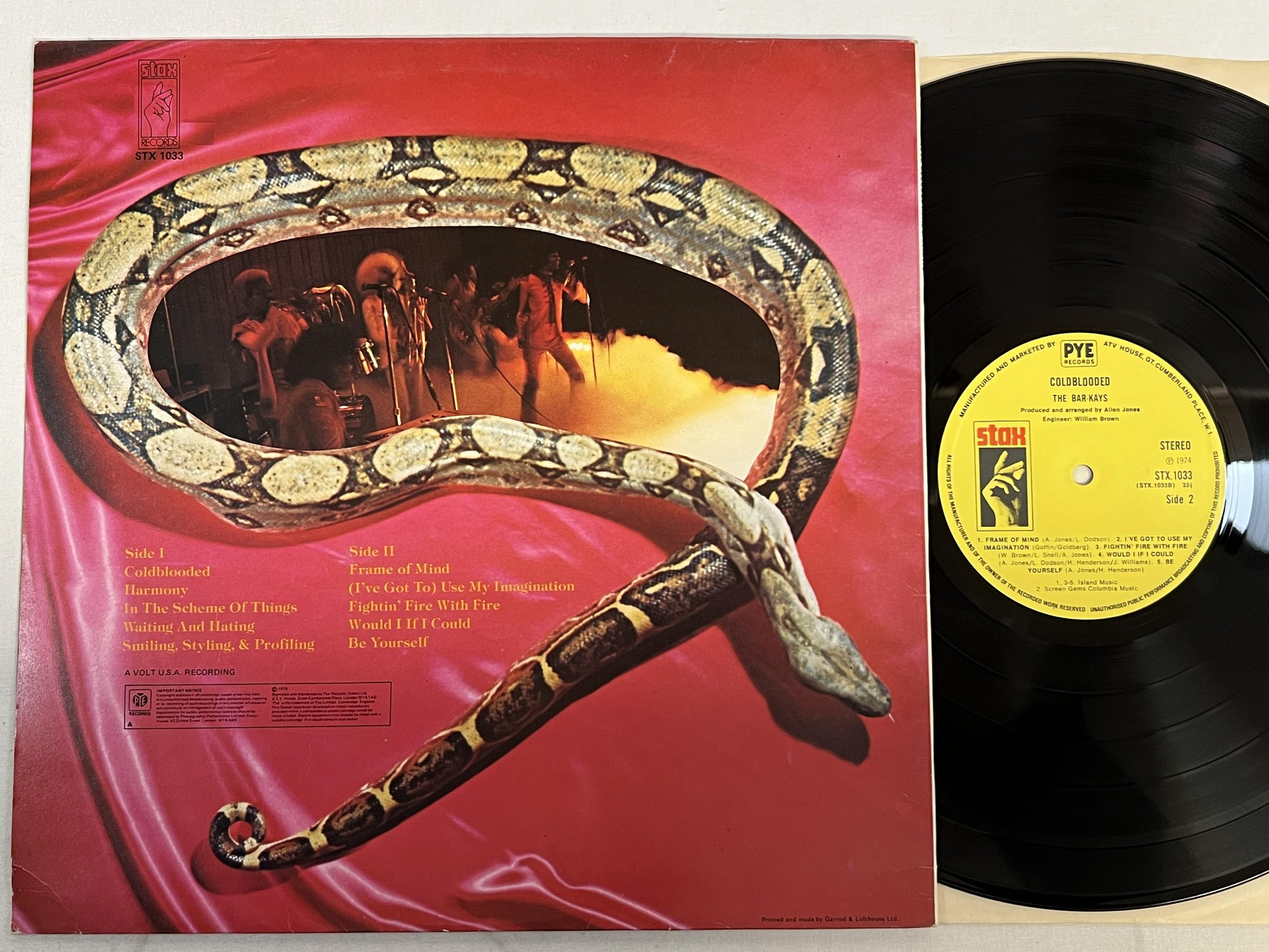 Omslagsbild för skivan THE BAR-KAYS coldblooded LP -74 UK STAX/PYE STX 1033