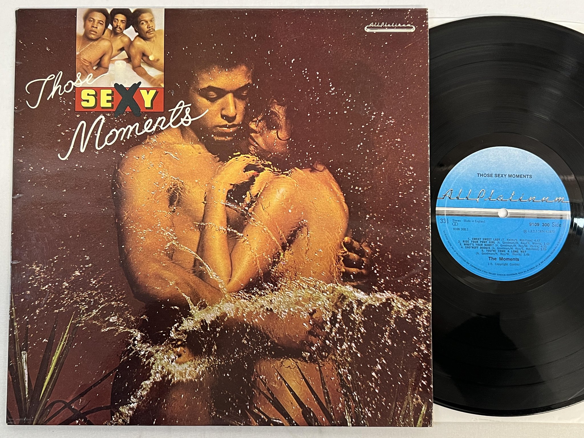 Omslagsbild för skivan THE MOMENTS those sexy moments LP -73 UK ALL PLATINUM 9109 300