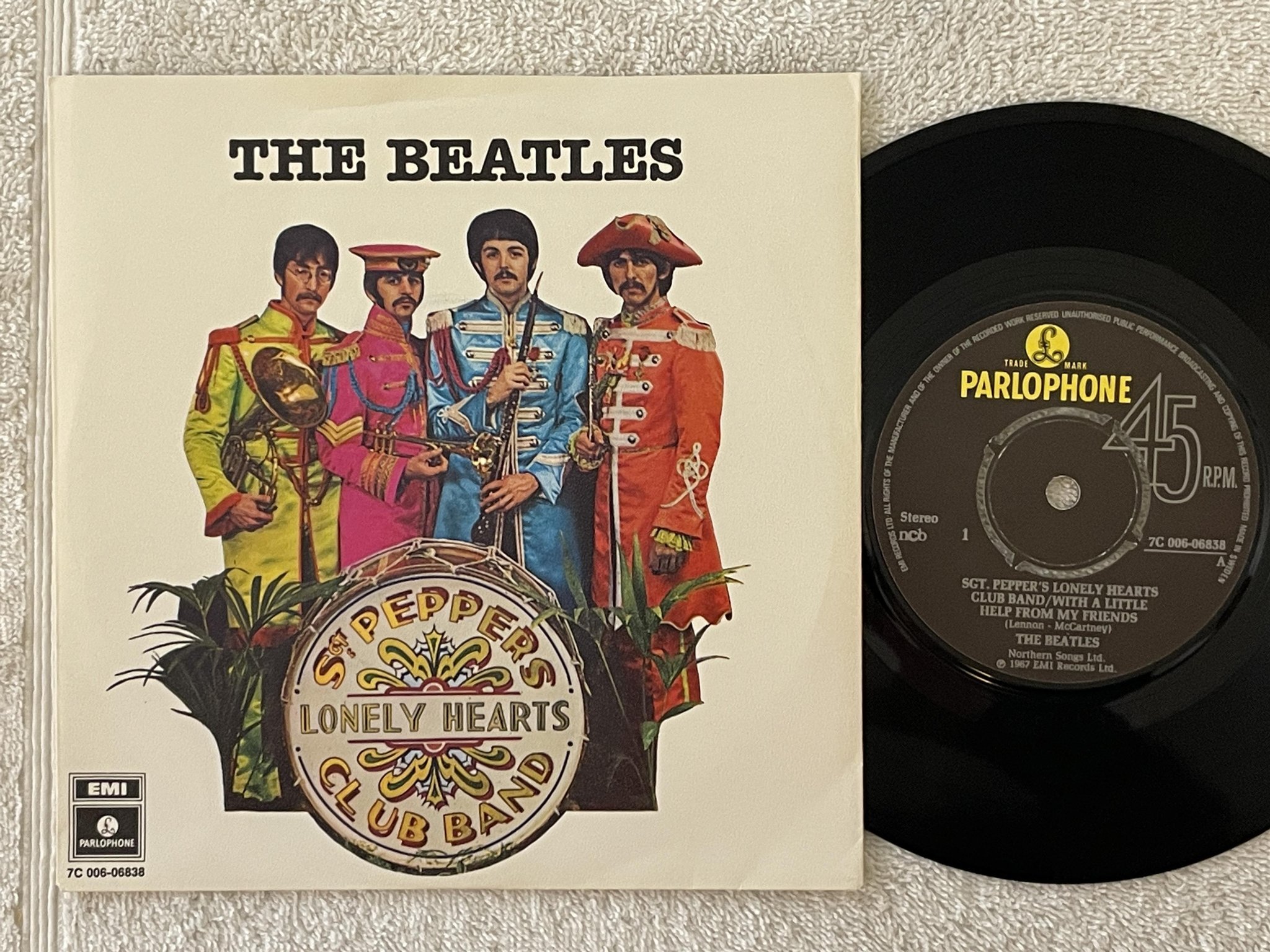 Omslagsbild för skivan THE BEATLES Sgt. Pepper's Lonely Hearts... 7" -78 Swe PARLOPHONE 7C 006-06838
