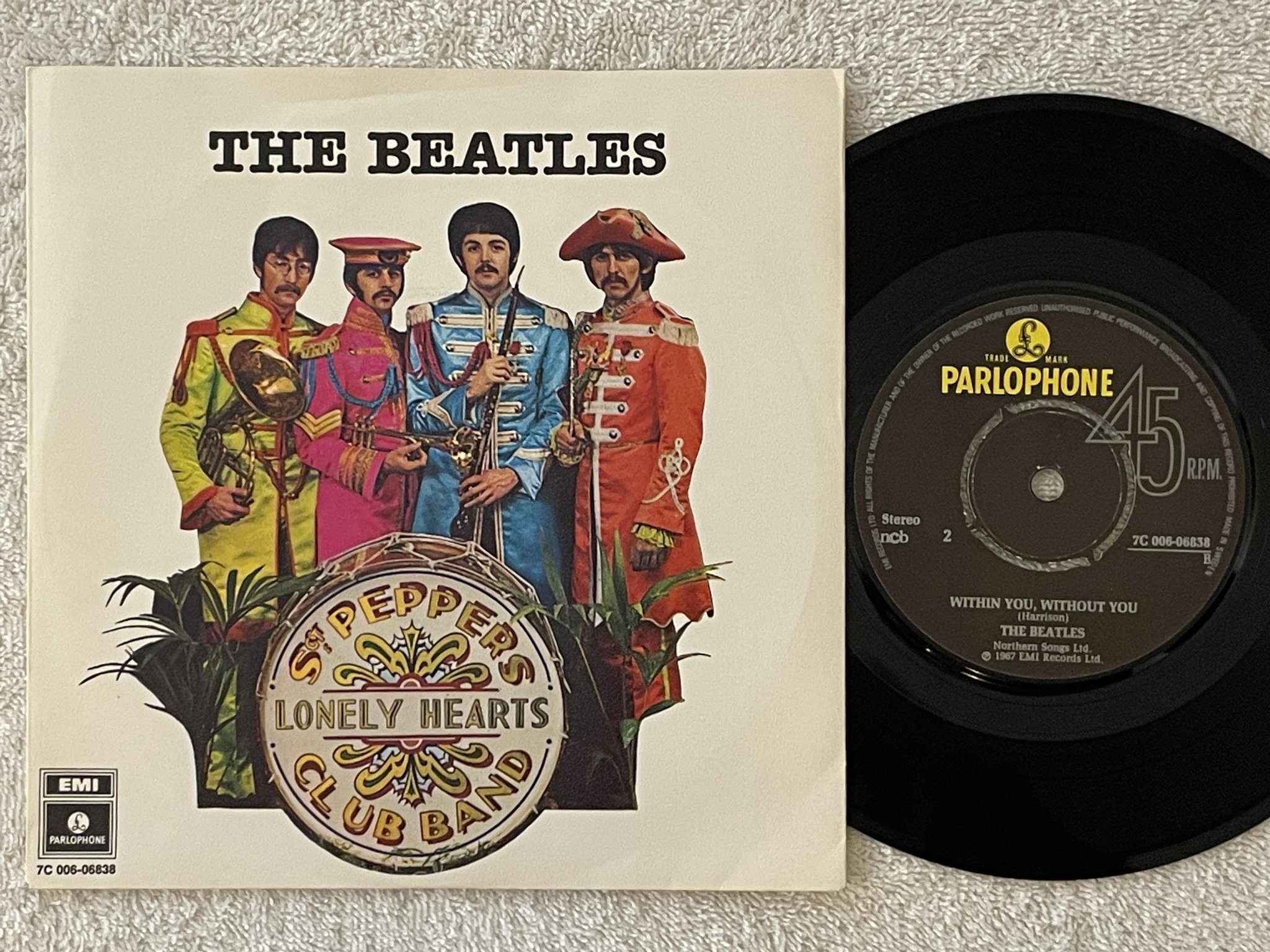 Omslagsbild för skivan THE BEATLES Sgt. Pepper's Lonely Hearts... 7" -78 Swe PARLOPHONE 7C 006-06838