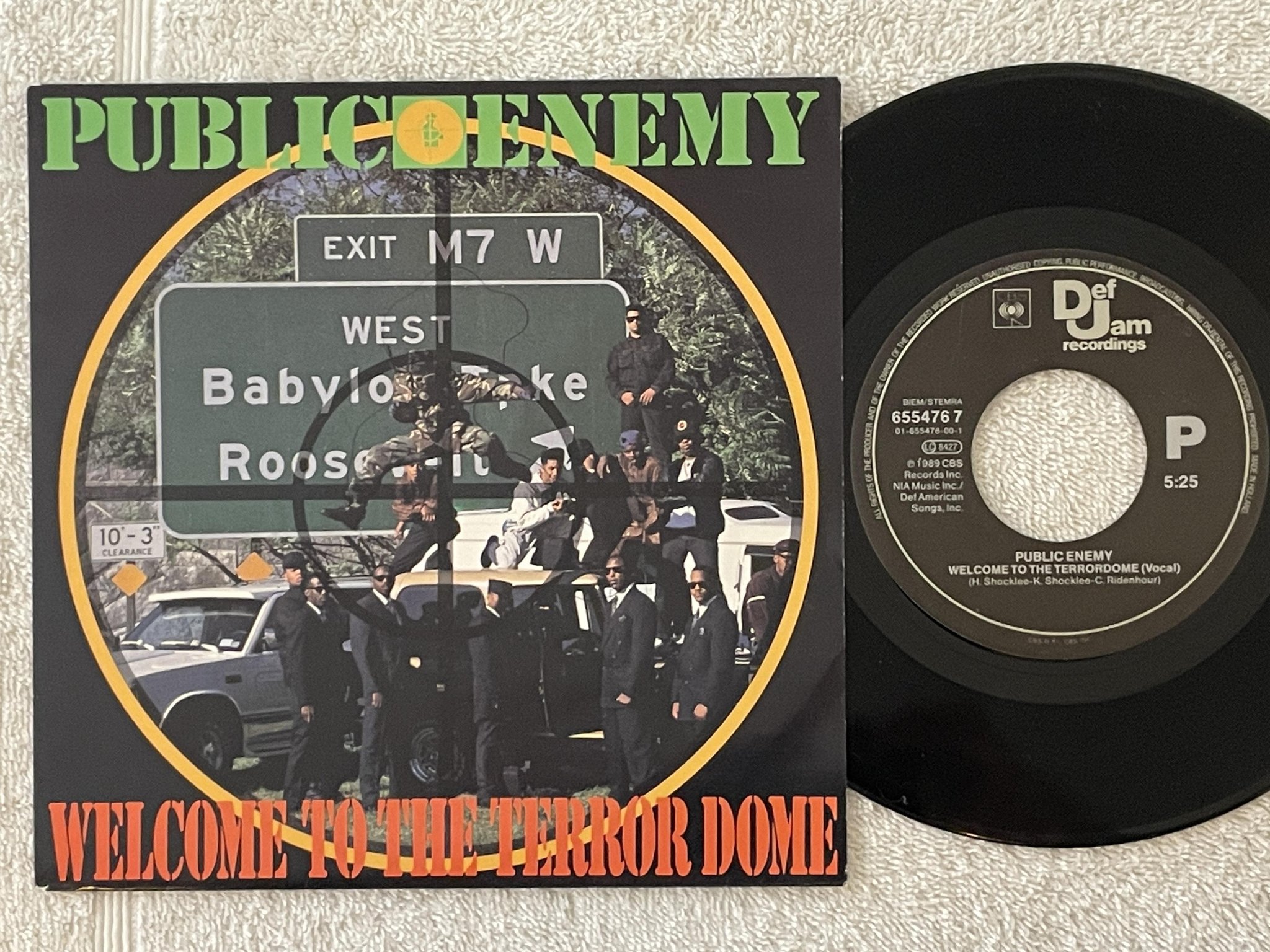 Omslagsbild för skivan PUBLIC ENEMY welcome to the terrordome 7"single -89 DEF JAM 6554767