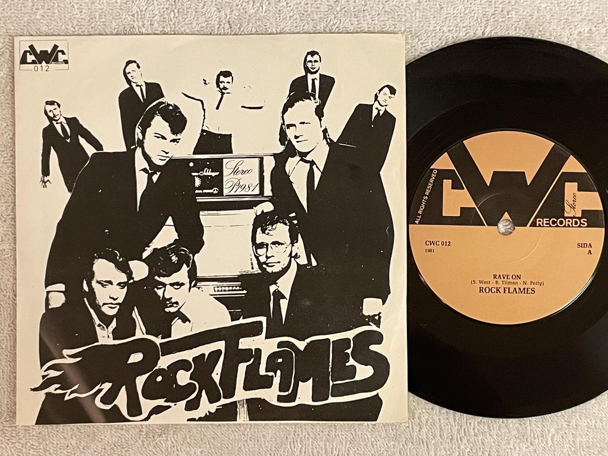 Omslagsbild för skivan ROCK FLAMES rave on 7"single -81 Swe CWC 012 