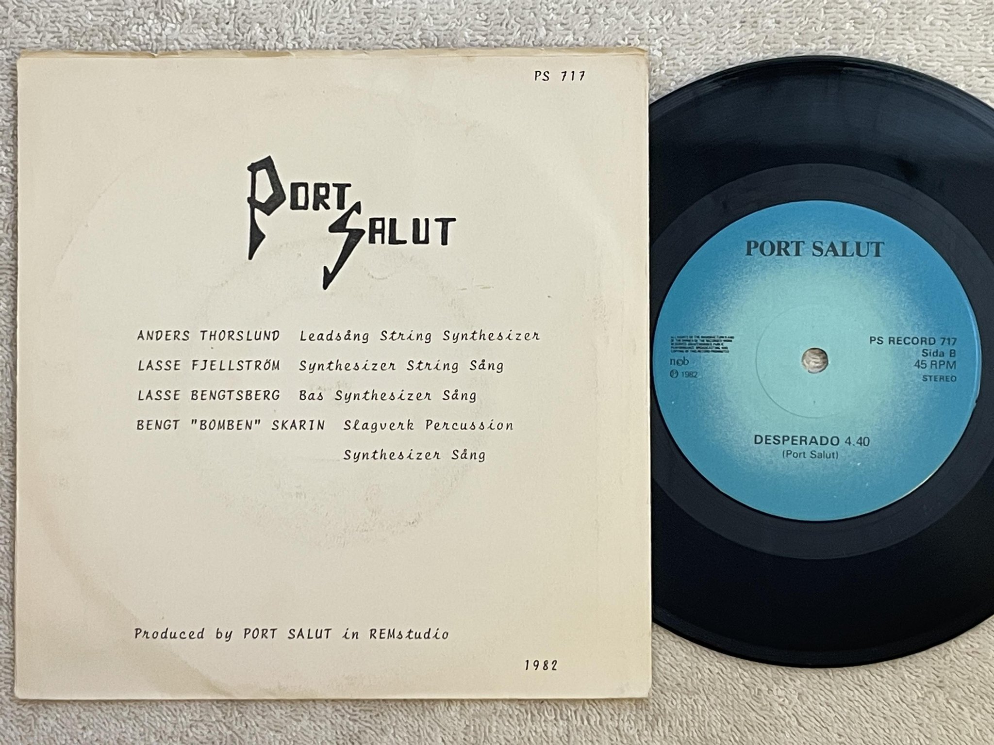 Omslagsbild för skivan PORT SALUT upptage hos Mona 7"single -82 Swe private press PS 717 synth pop