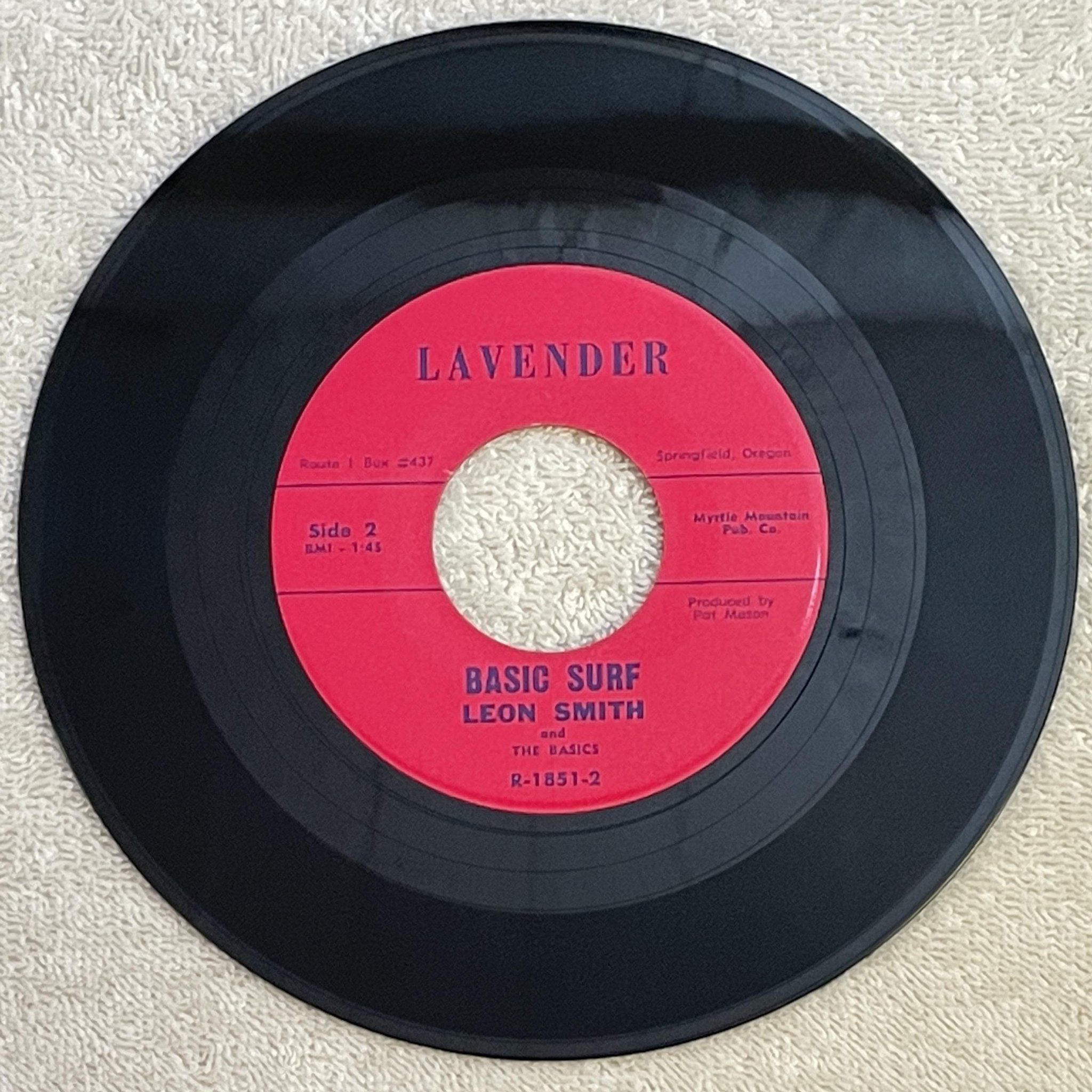 Omslagsbild för skivan LEON SMITH AND THE BASICS Basic Surf 7"single -65 US LAVENDER R-1851  