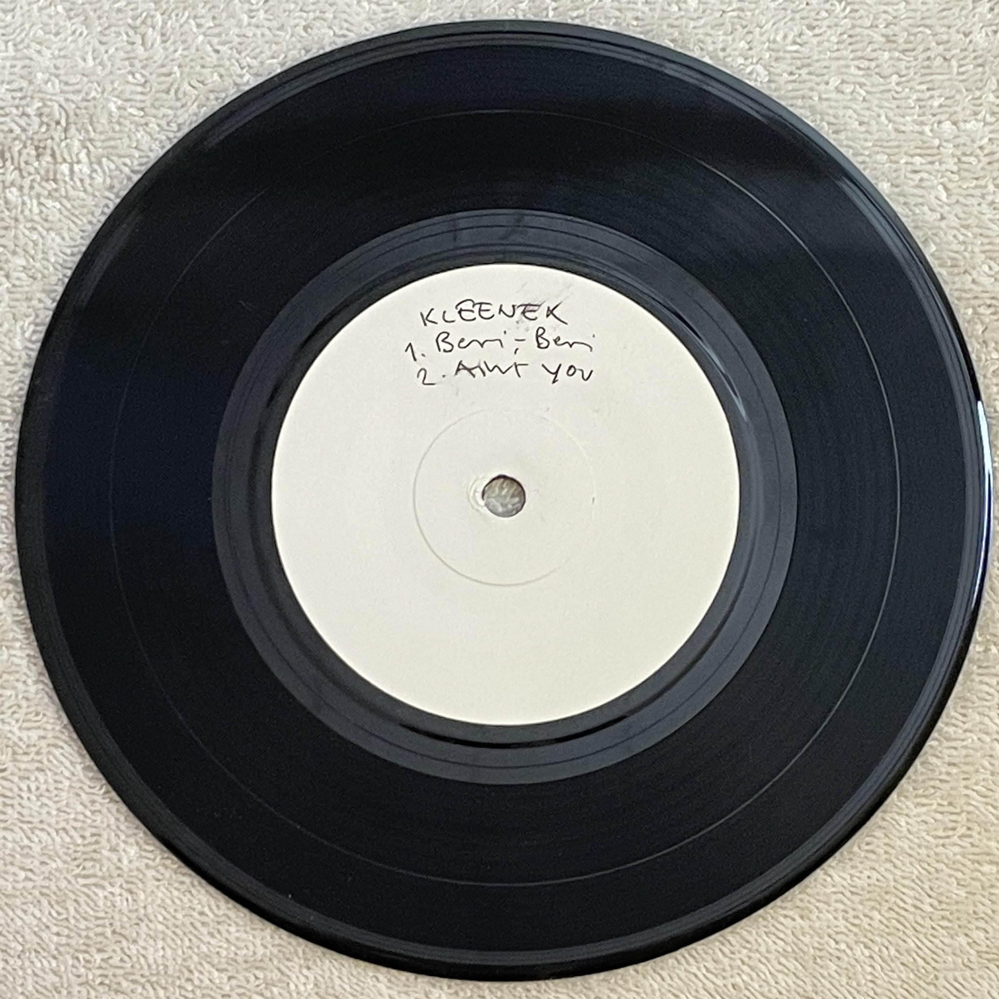 Omslagsbild för skivan KLEENEX s/t 7"EP re 2011 UK white label promo fu044 ** punk **