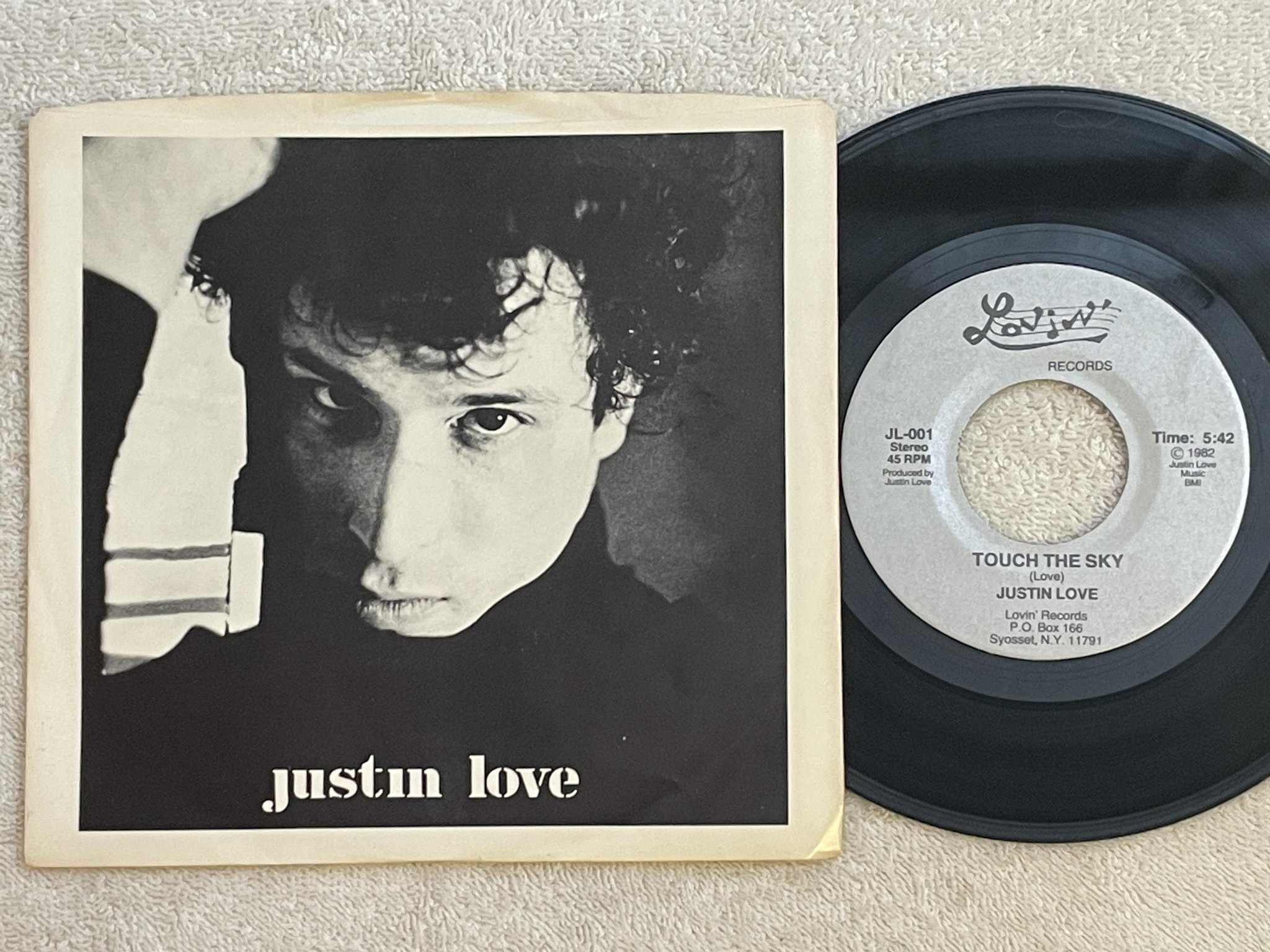 Omslagsbild för skivan JUSTIN LOVE Touch The Sky 7" -82 US LOVIN'  JL-001 synth-pop