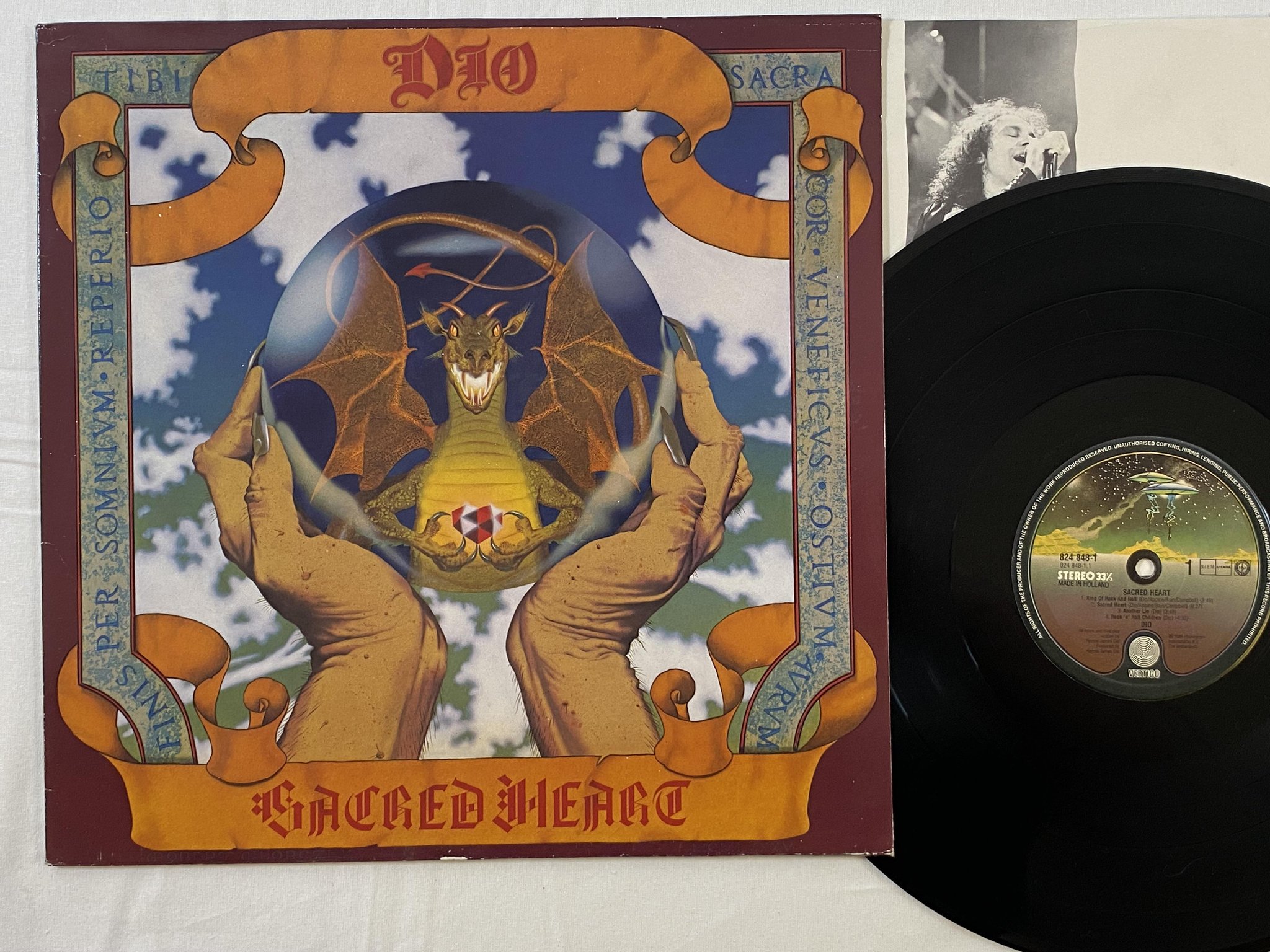 Omslagsbild för skivan DIO sacred heart LP -85 Hol VERTIGO 824 848-1