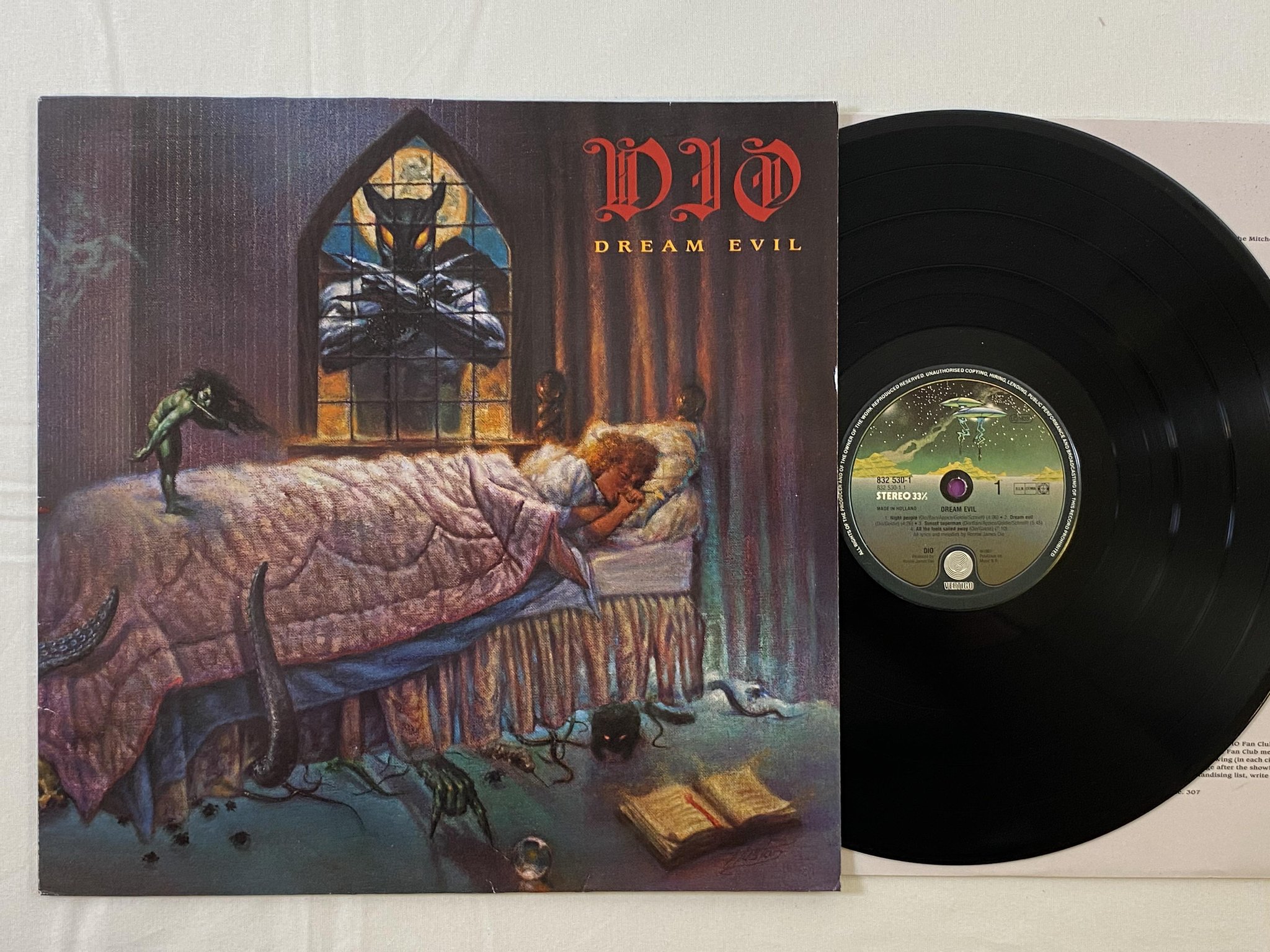 Omslagsbild för skivan DIO dream evil LP -87 Hol VERTIGO 832 530-1