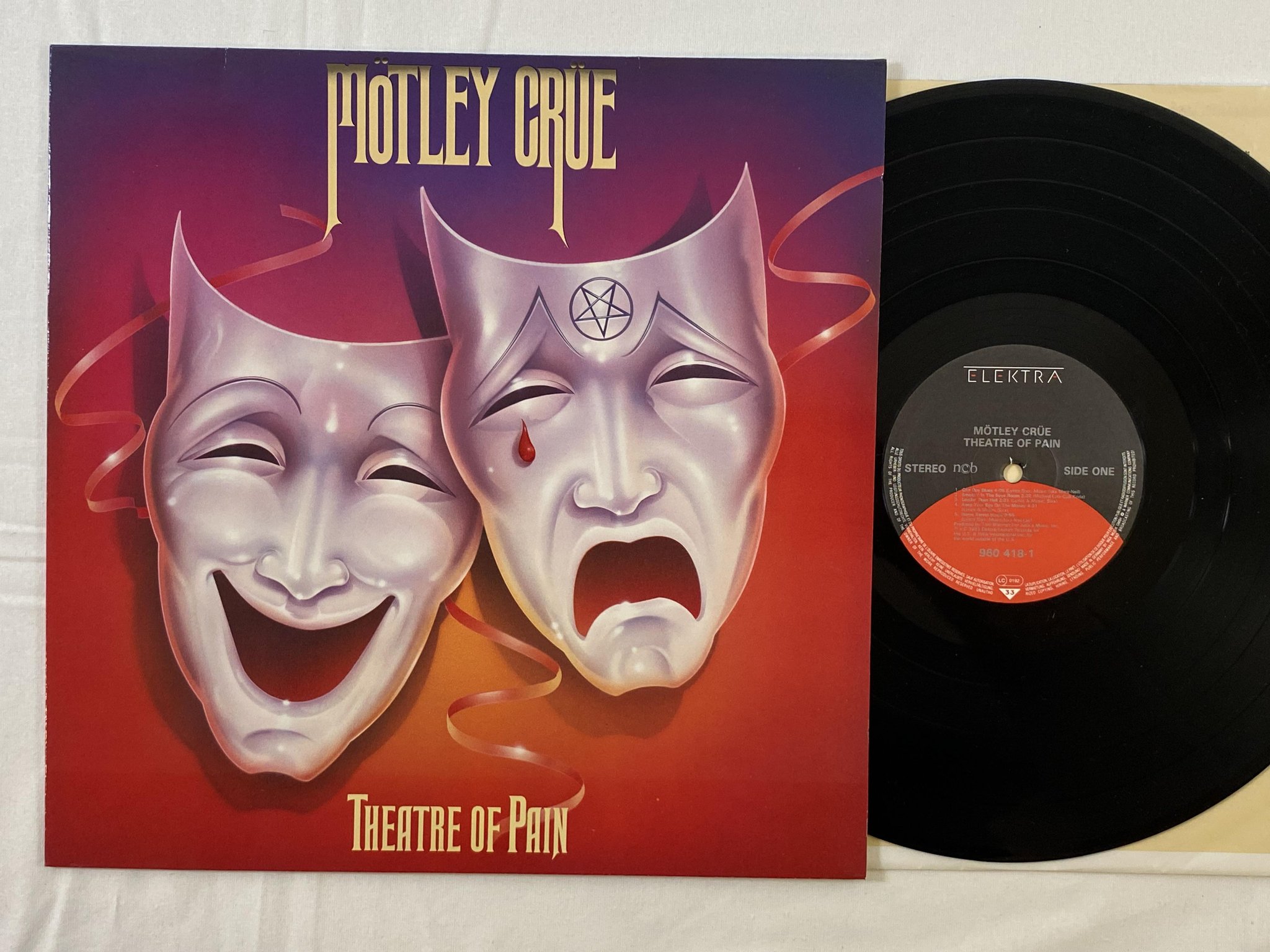 Omslagsbild för skivan MÖTLEY CRÜE Theatre Of Pain LP -85 Ger ELEKTRA 960 418-1