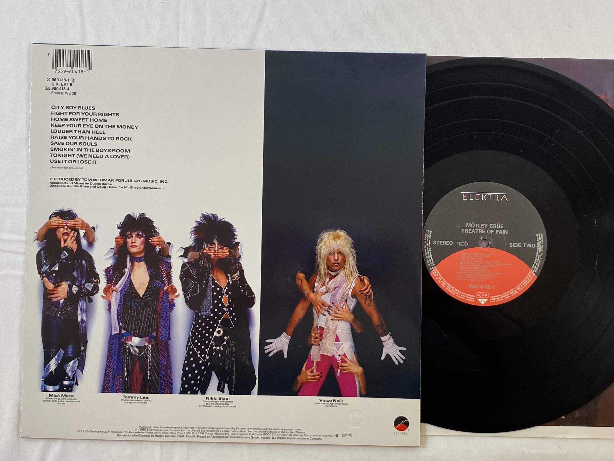 Omslagsbild för skivan MÖTLEY CRÜE Theatre Of Pain LP -85 Ger ELEKTRA 960 418-1