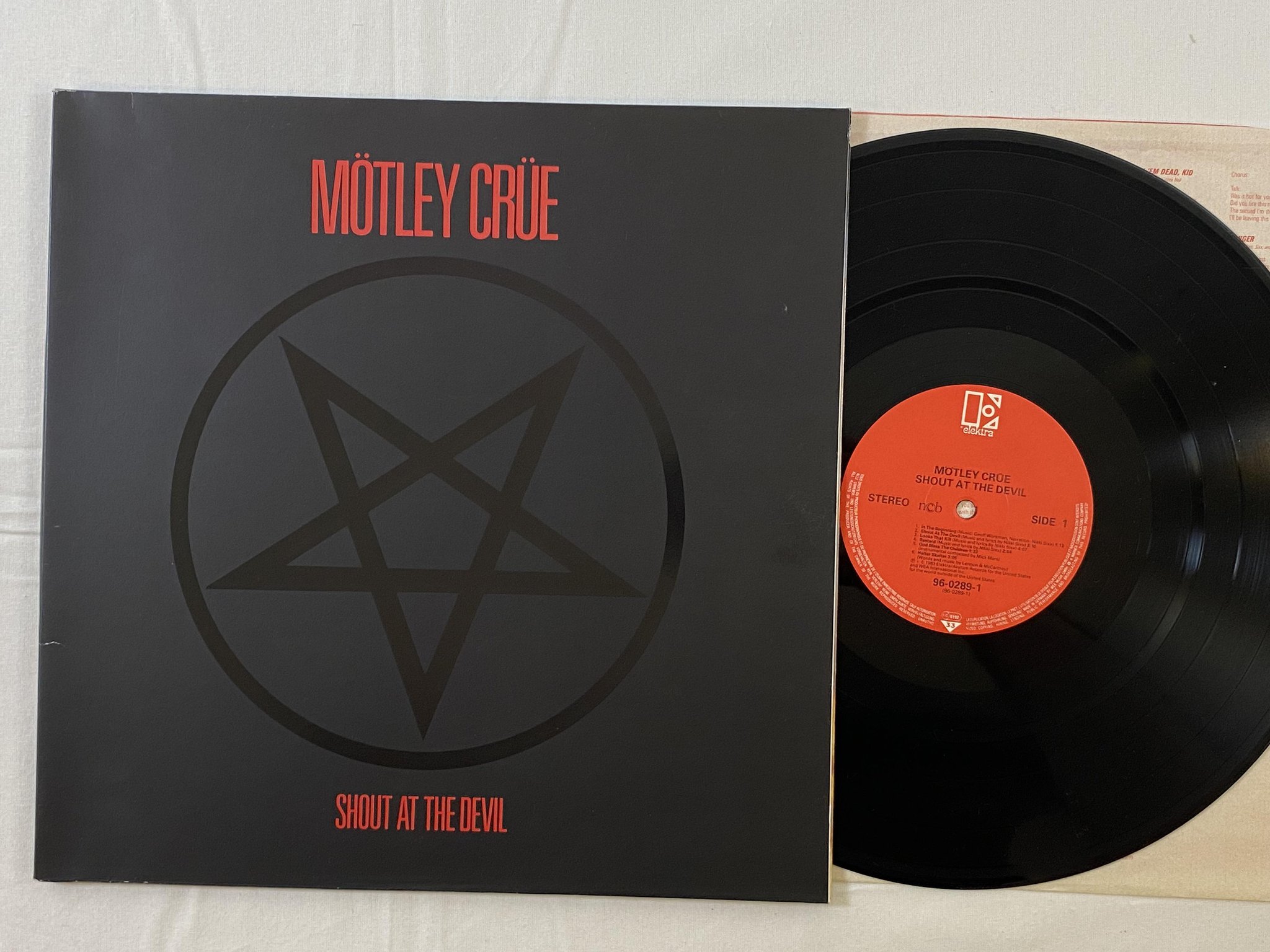 Omslagsbild för skivan MÖTLEY CRÜE shout of the devil LP -83 ncb ELEKTRA 96-0289-1