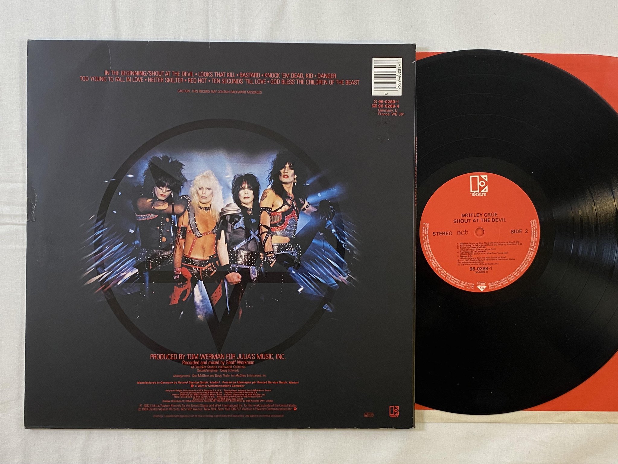 Omslagsbild för skivan MÖTLEY CRÜE shout of the devil LP -83 ncb ELEKTRA 96-0289-1