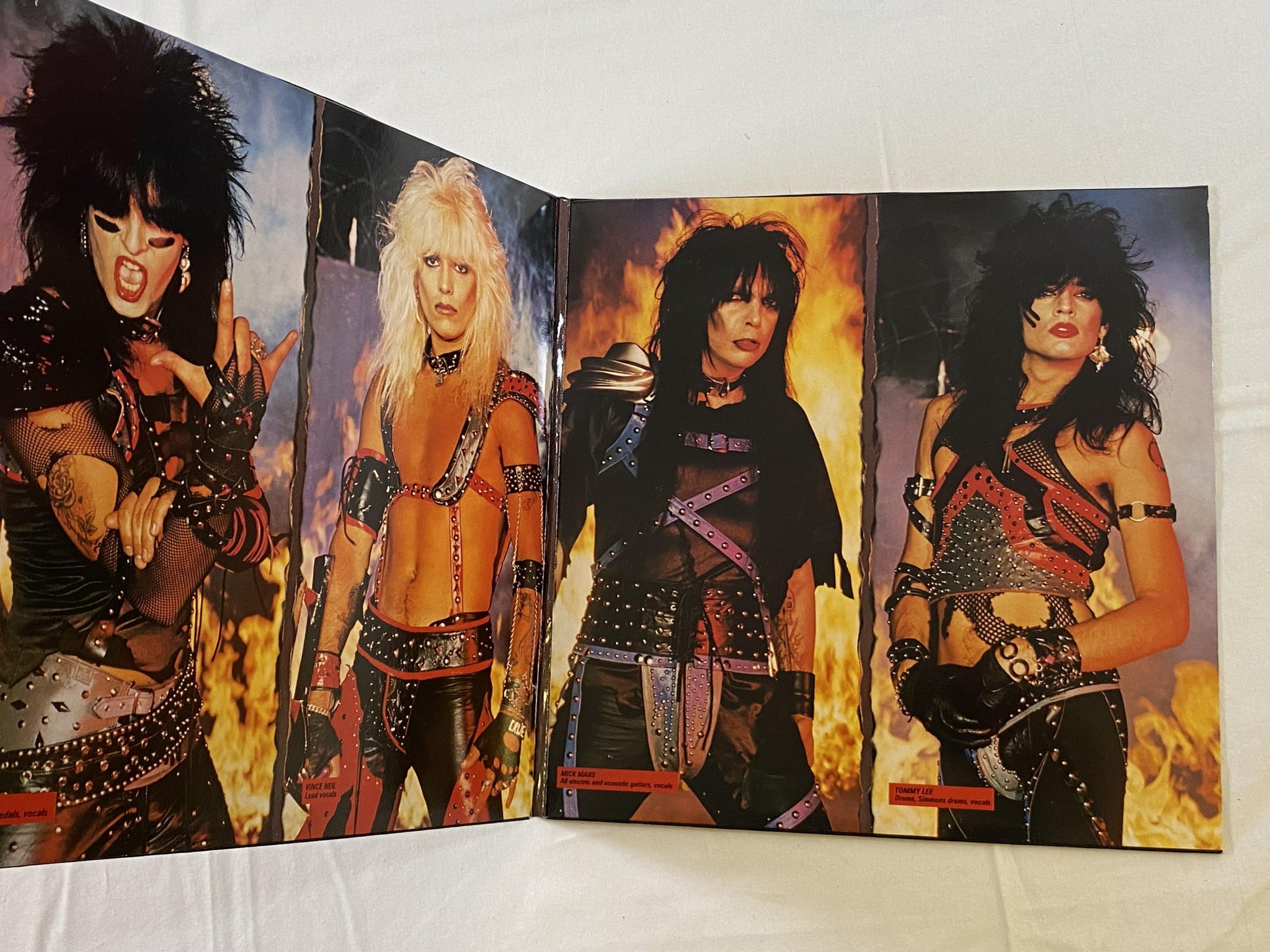 Omslagsbild för skivan MÖTLEY CRÜE shout of the devil LP -83 ncb ELEKTRA 96-0289-1