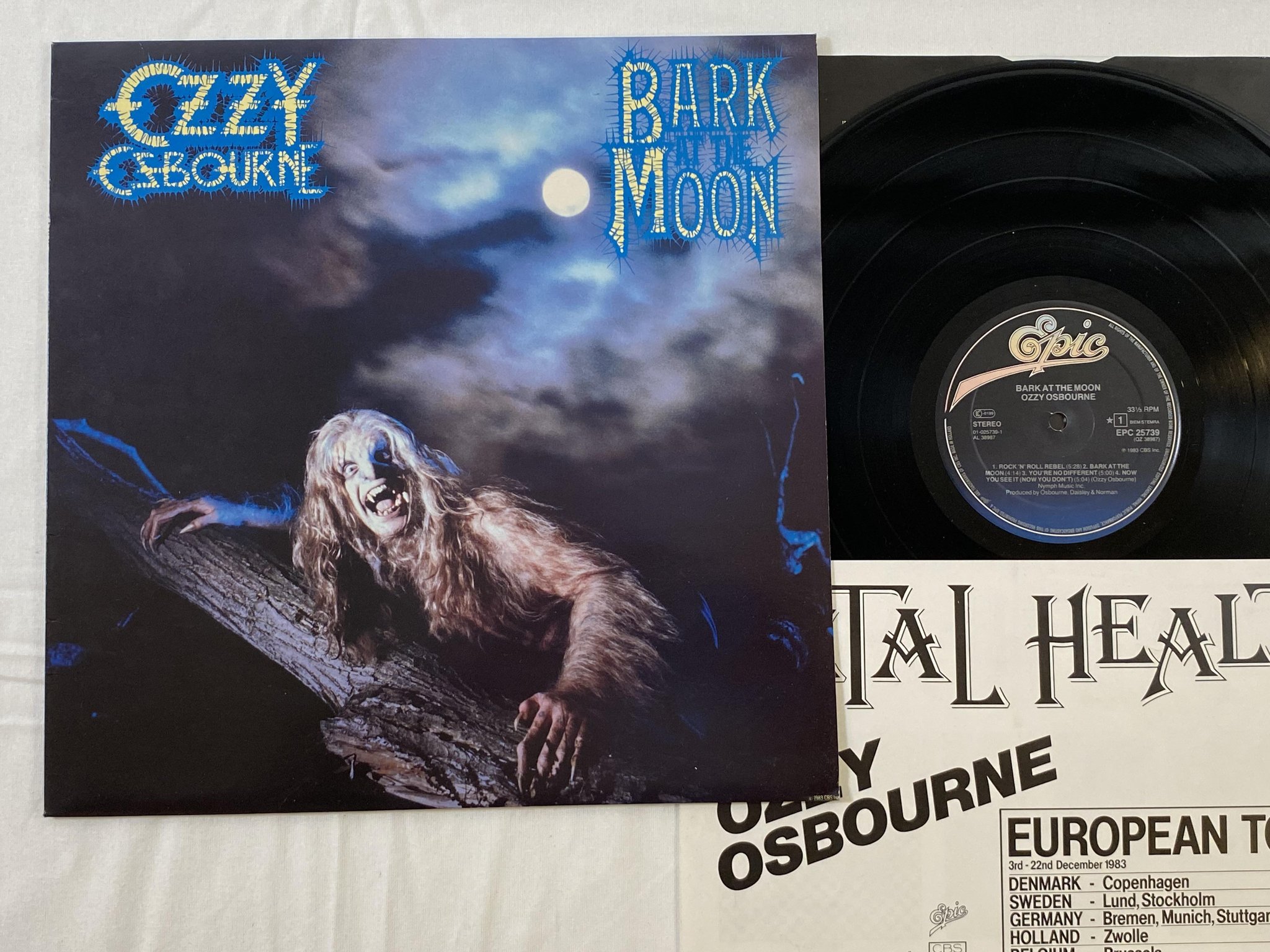 Omslagsbild för skivan OZZY OSBOURNE bark at the moon LP -83 Hol EPIC EPC 25739