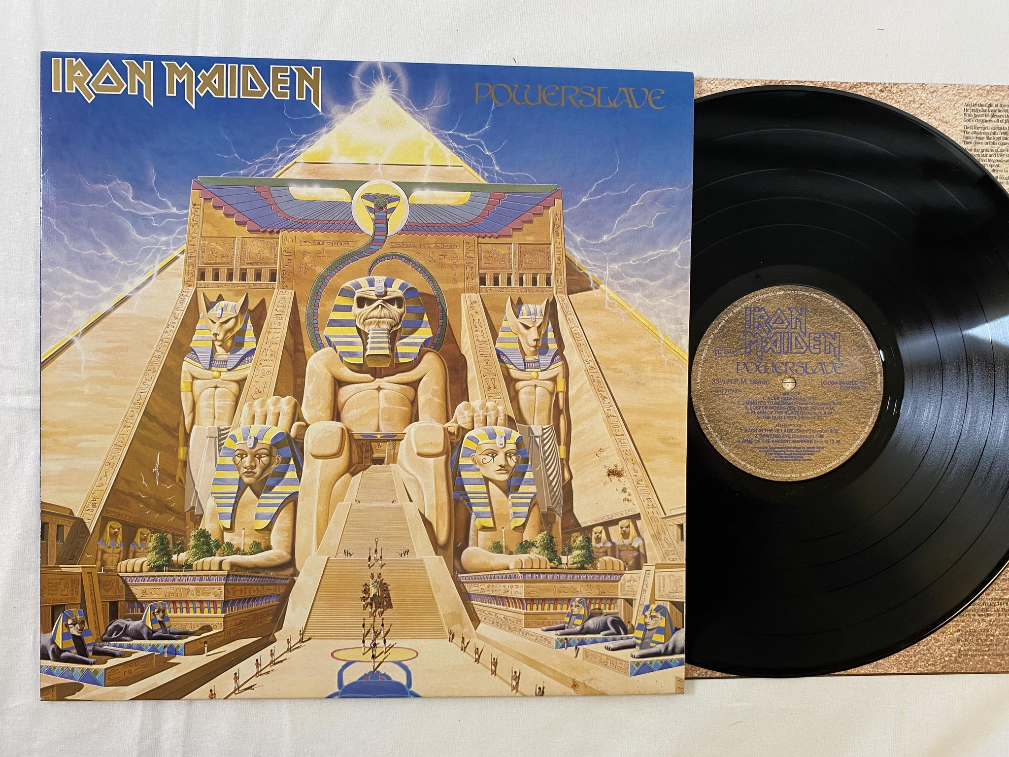 Omslagsbild för skivan IRON MAIDEN powerslave LP -84 Hol EMI 064-2402001