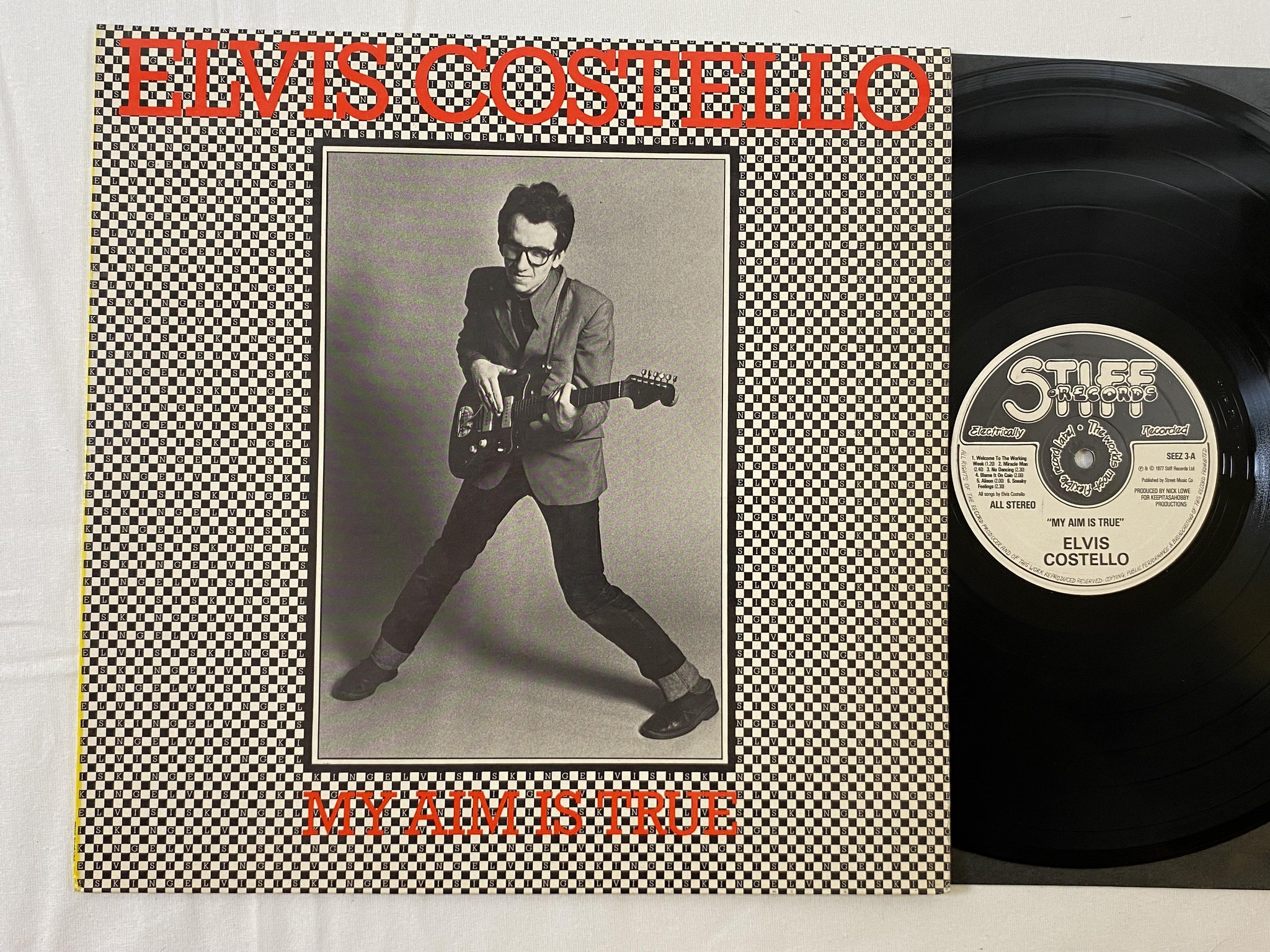 Omslagsbild för skivan ELVIS COSTELLO my aim is true LP -77 UK STIFF  SEEZ 3 yellow back
