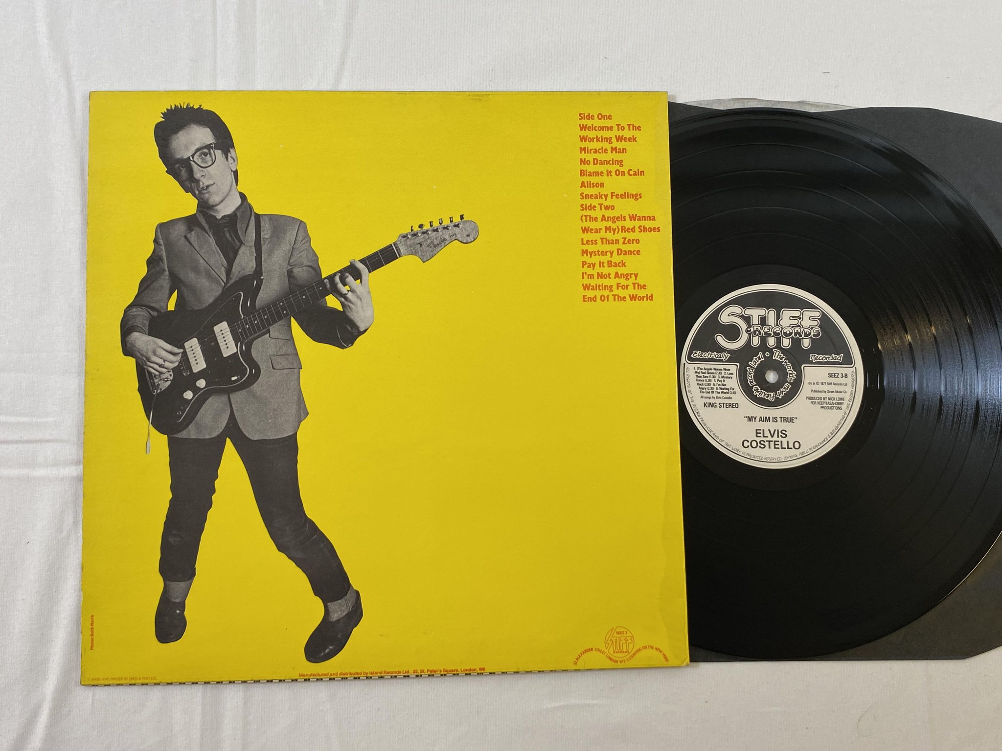 Omslagsbild för skivan ELVIS COSTELLO my aim is true LP -77 UK STIFF  SEEZ 3 yellow back