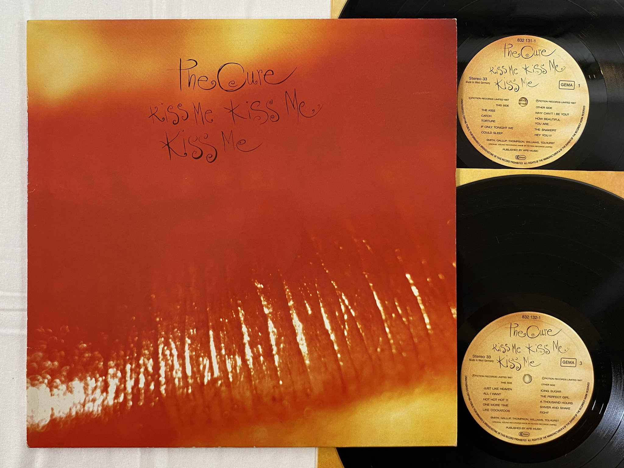 Omslagsbild för skivan THE CURE kiss me kiss me kiss me 2xLP -87 Ger FICTION 832 132-1