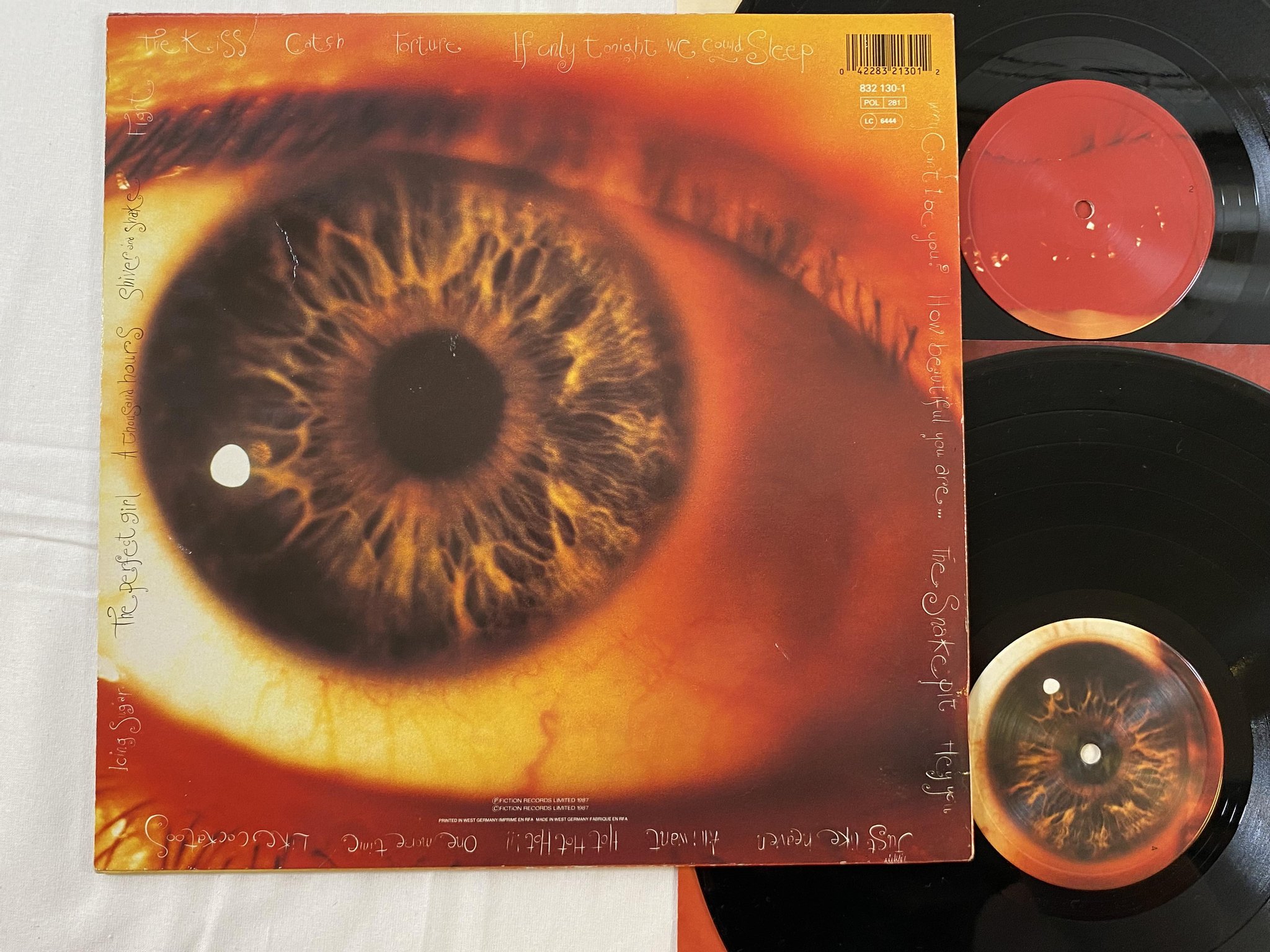 Omslagsbild för skivan THE CURE kiss me kiss me kiss me 2xLP -87 Ger FICTION 832 132-1