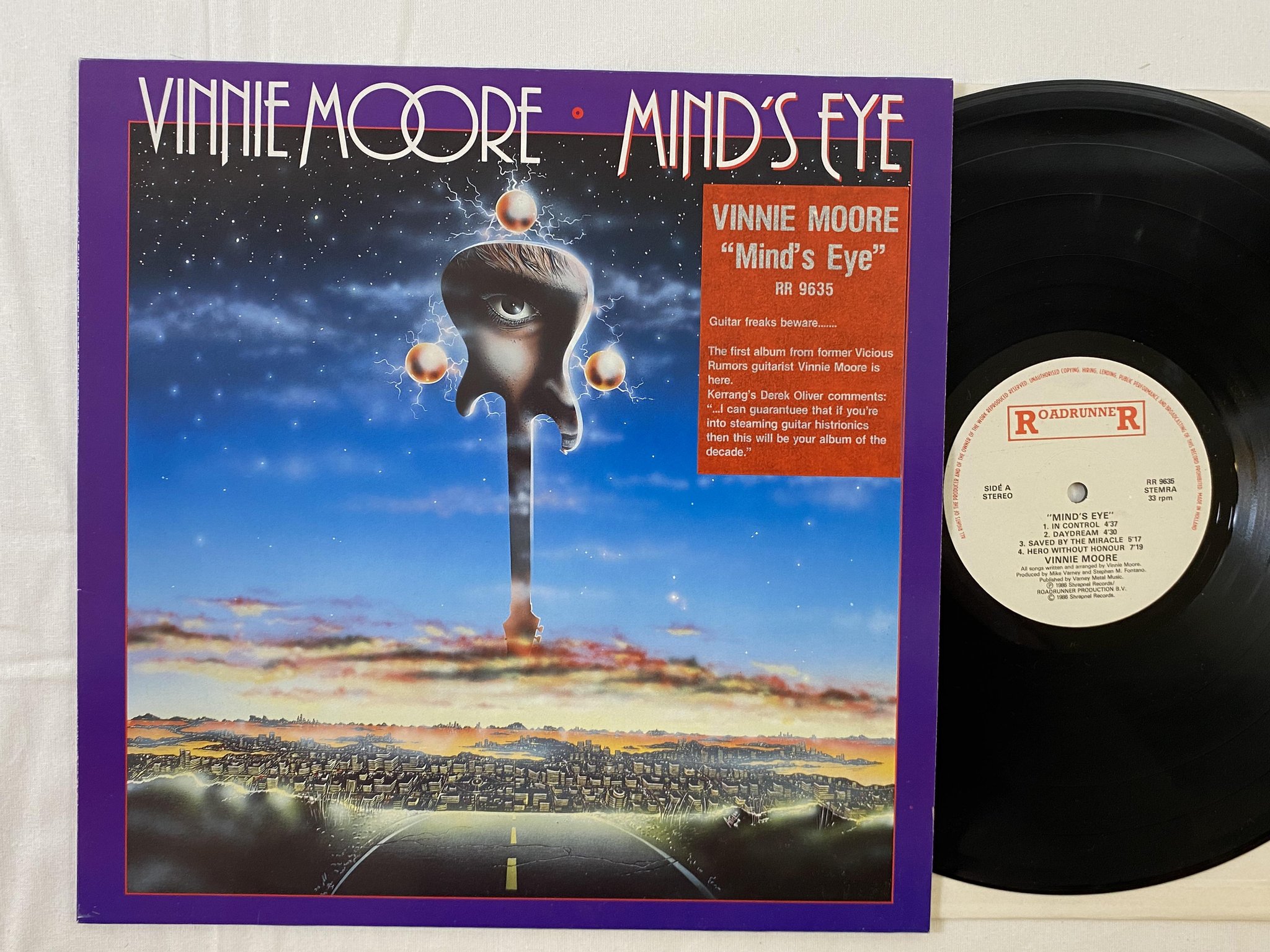 Omslagsbild för skivan VINNIE MOORE mind's eye LP -86 Hol ROADRUNNER RR 9635