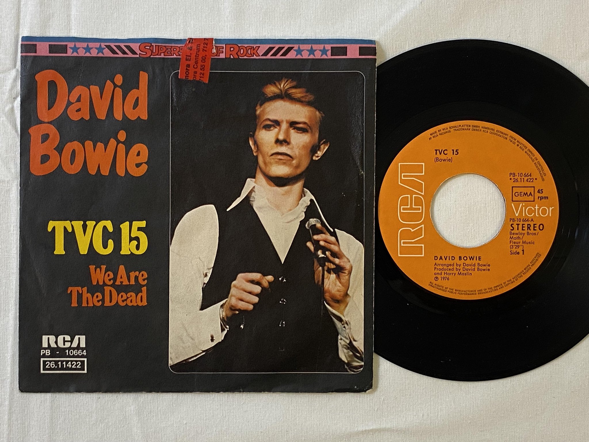 Omslagsbild för skivan DAVID BOWIE we are the dead 7"single Ger RCA PB 10664