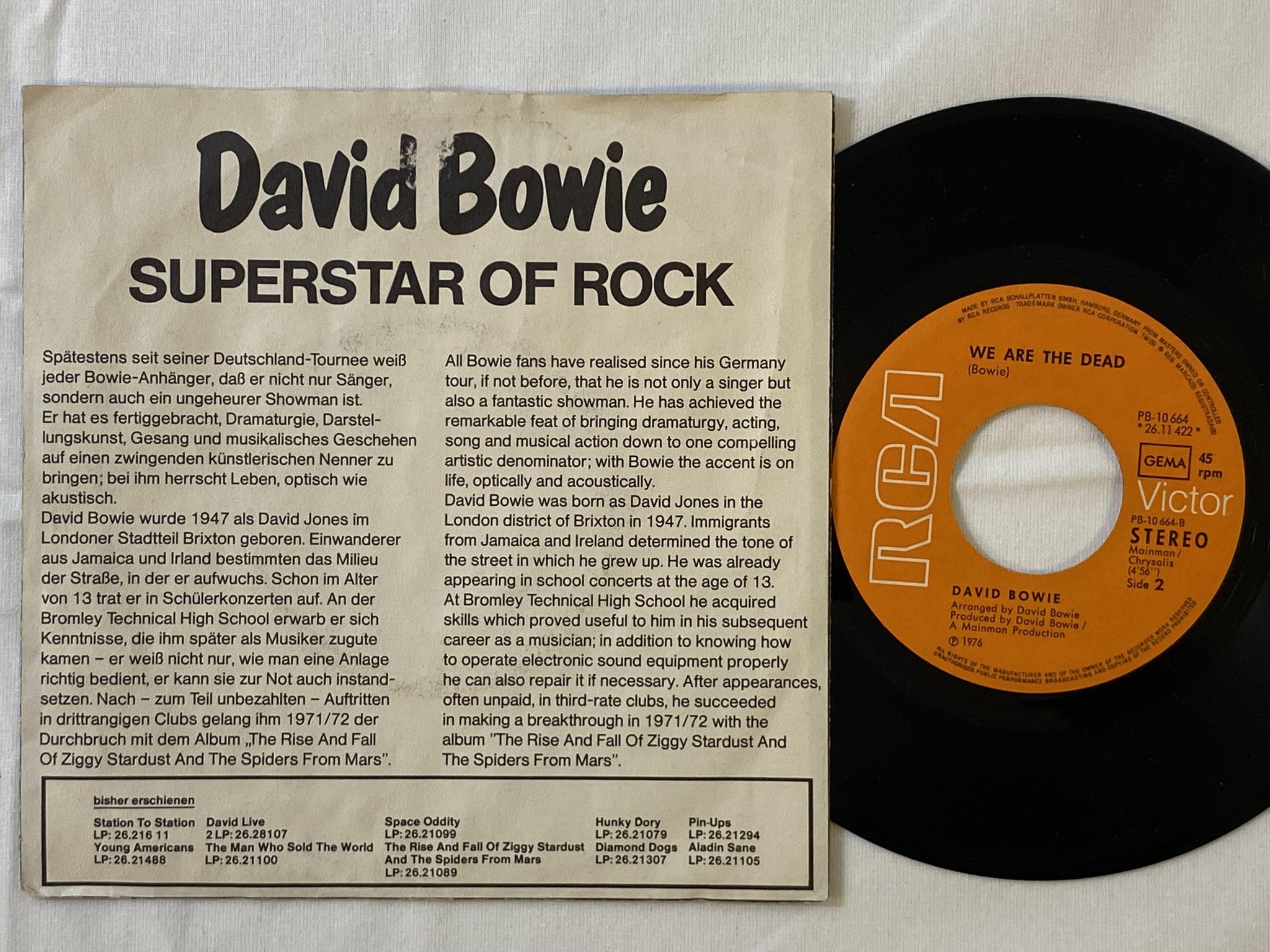 Omslagsbild för skivan DAVID BOWIE we are the dead 7"single Ger RCA PB 10664