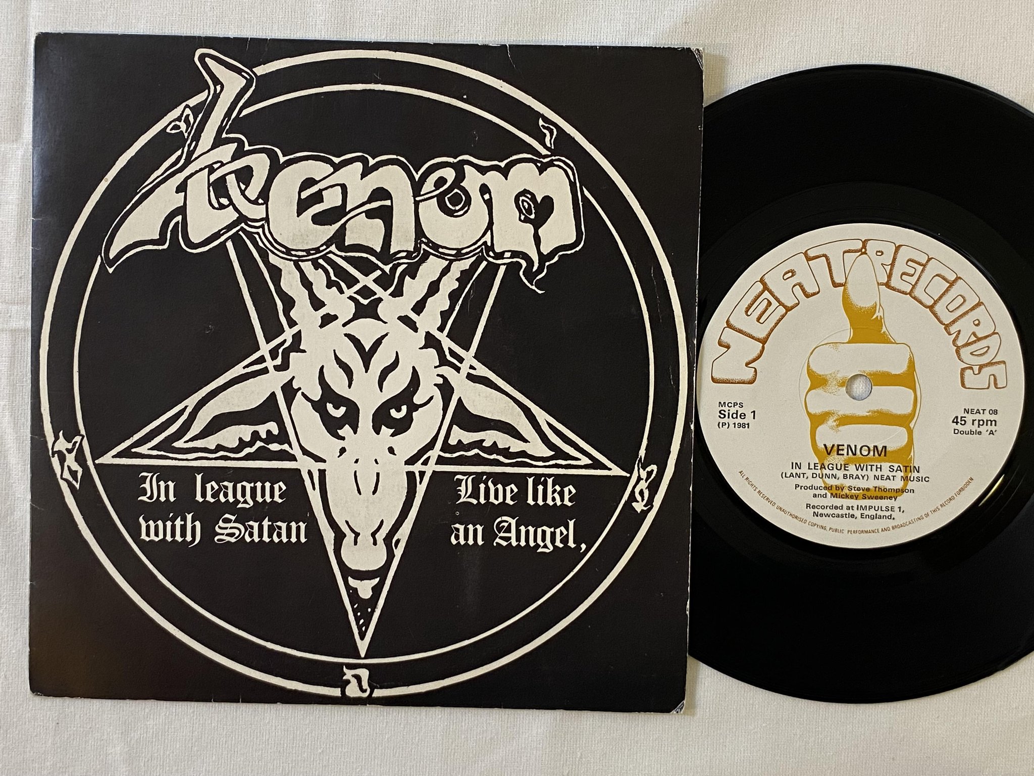 Omslagsbild för skivan VENOM in league with satan 7"single -81 UK NEAT 08 ** RARE **