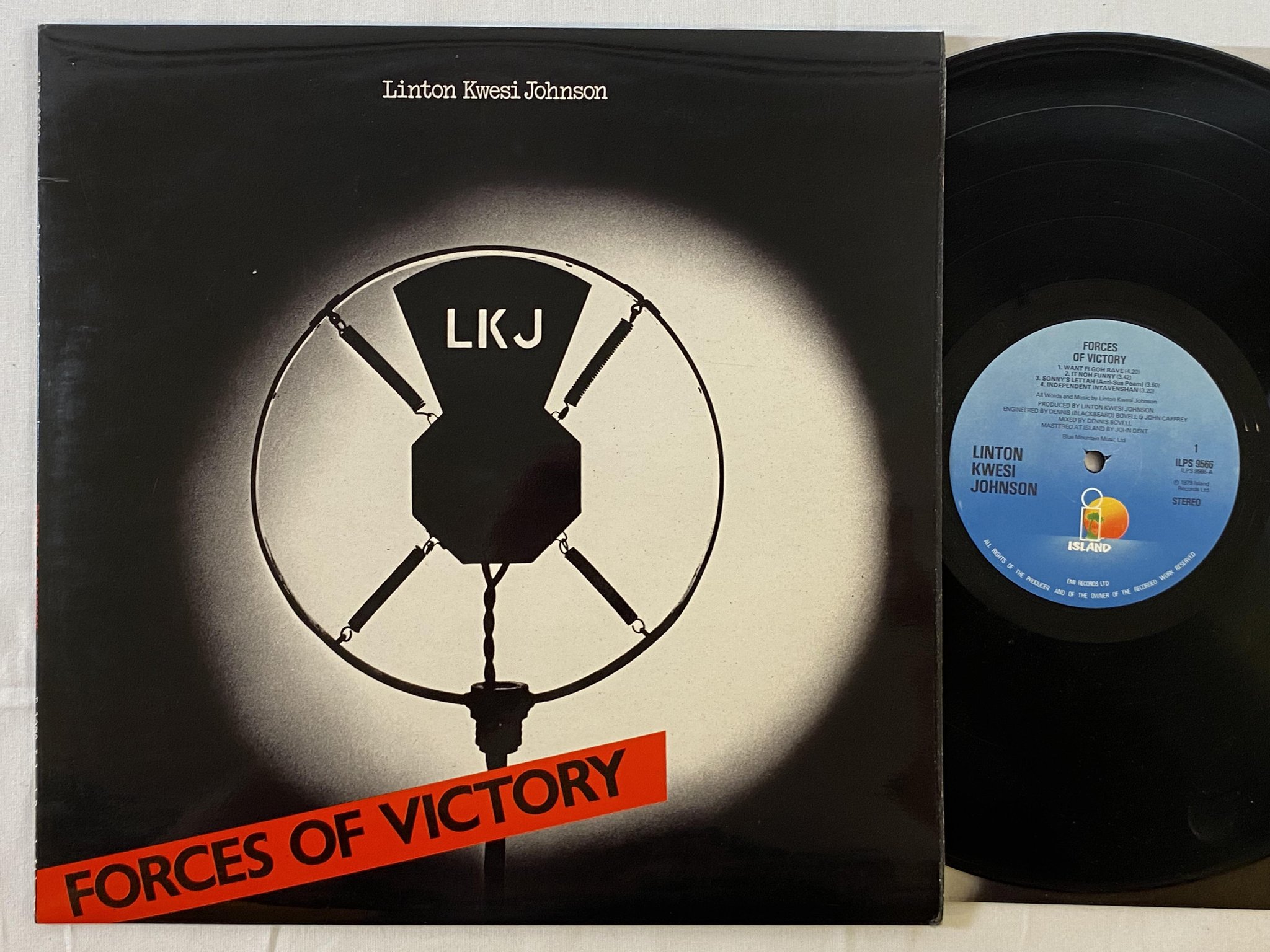 Omslagsbild för skivan LINTON KWESI JOHNSON forces of victory LP -79 UK ISLAND ILPS 9566