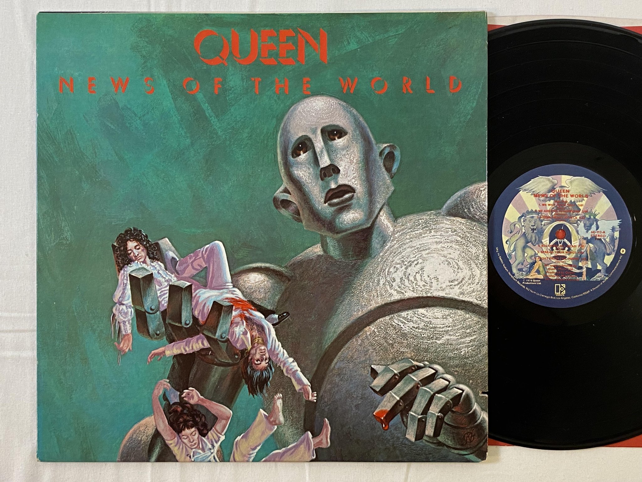Omslagsbild för skivan QUEEN news of the world LP -77 US ELEKTRA 6E-112 PRC