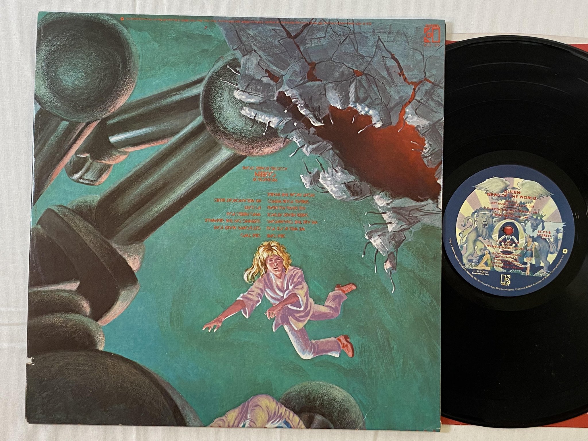 Omslagsbild för skivan QUEEN news of the world LP -77 US ELEKTRA 6E-112 PRC