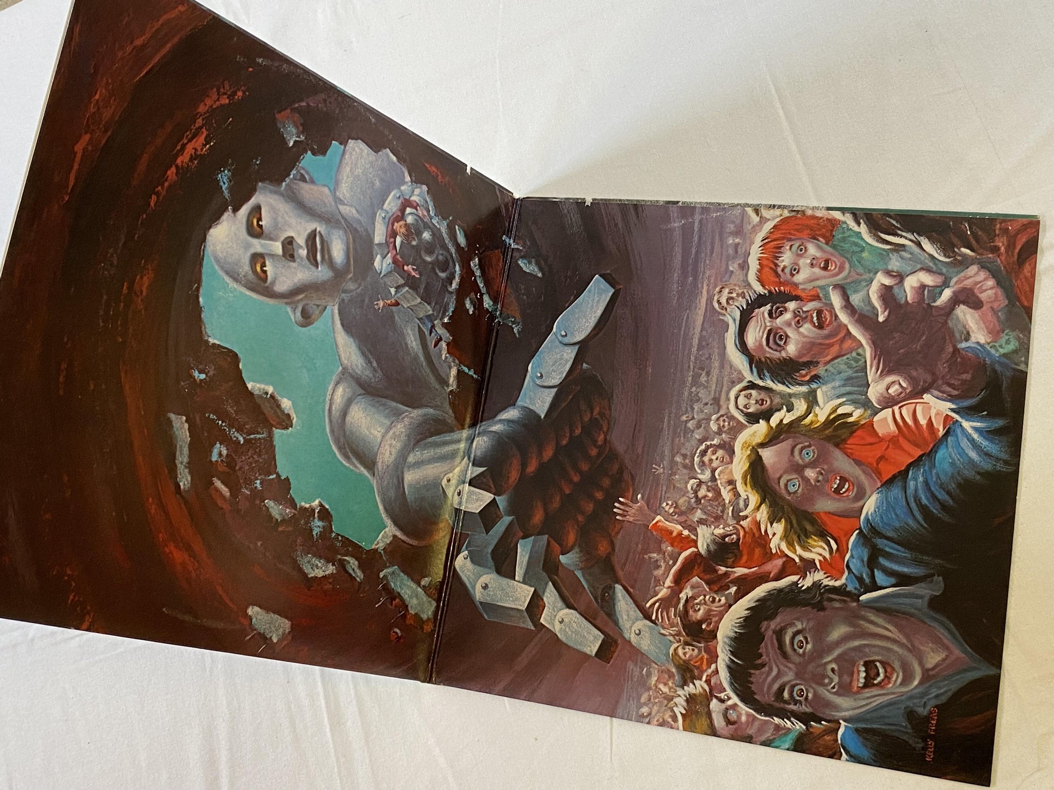 Omslagsbild för skivan QUEEN news of the world LP -77 US ELEKTRA 6E-112 PRC