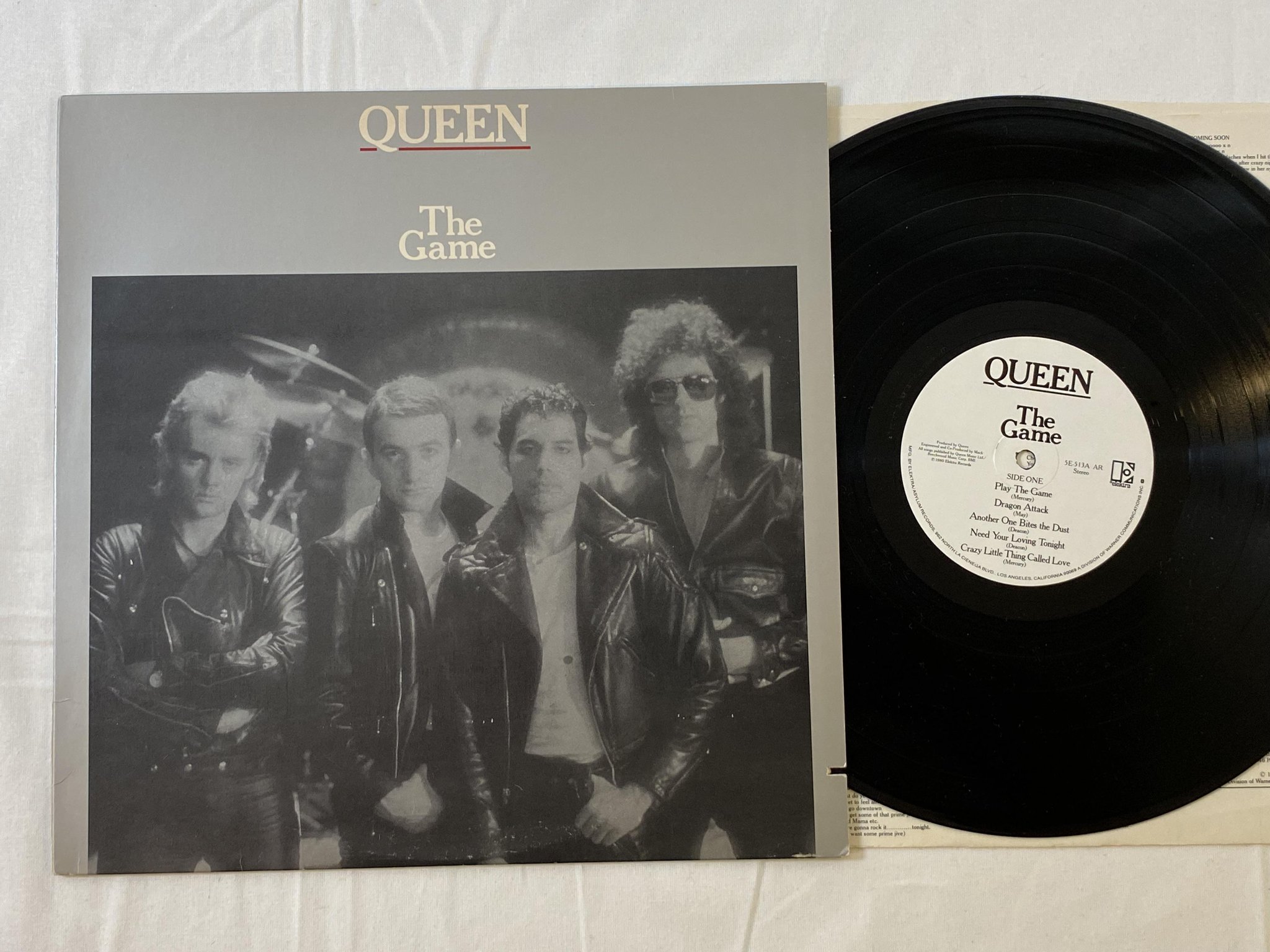 Omslagsbild för skivan QUEEN the game LP -80 US ELEKTRA  5E-513 AR