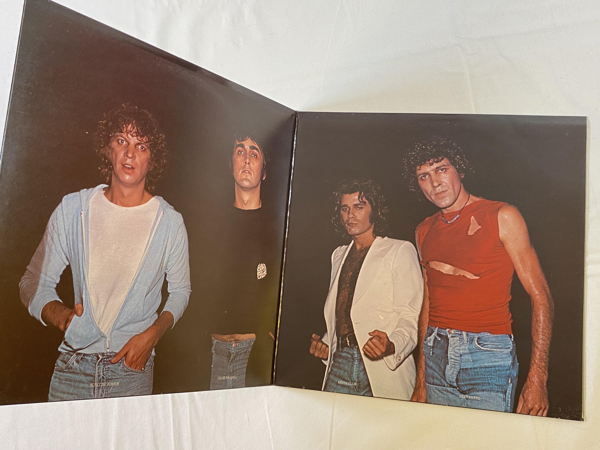 Omslagsbild för skivan BOXER below the belt LP -75 UK VIRGIN V2049