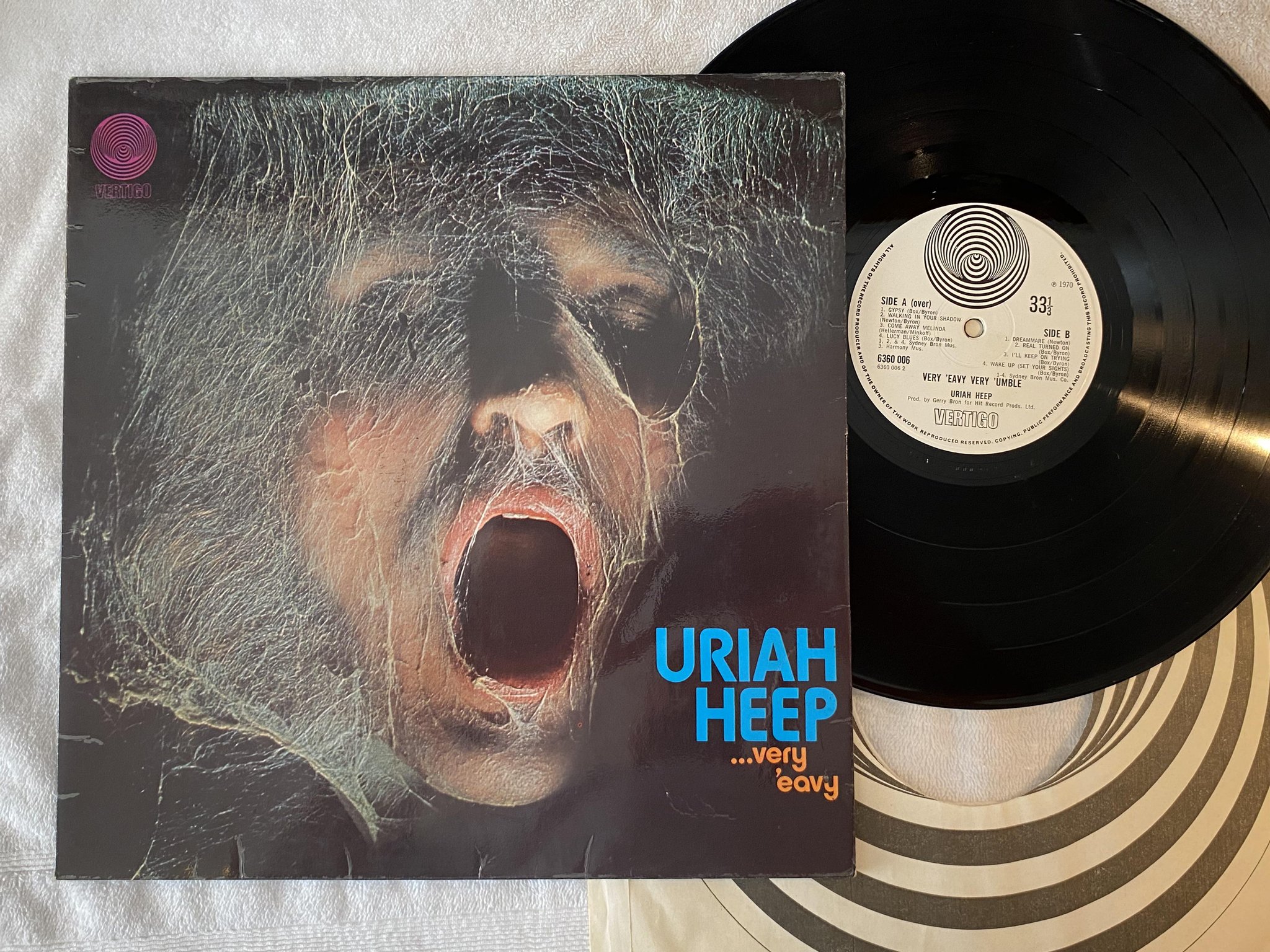 Omslagsbild för skivan URIAH HEEP very 'eavy very 'umble LP -70 UK swirl VERTIGO 6360 006