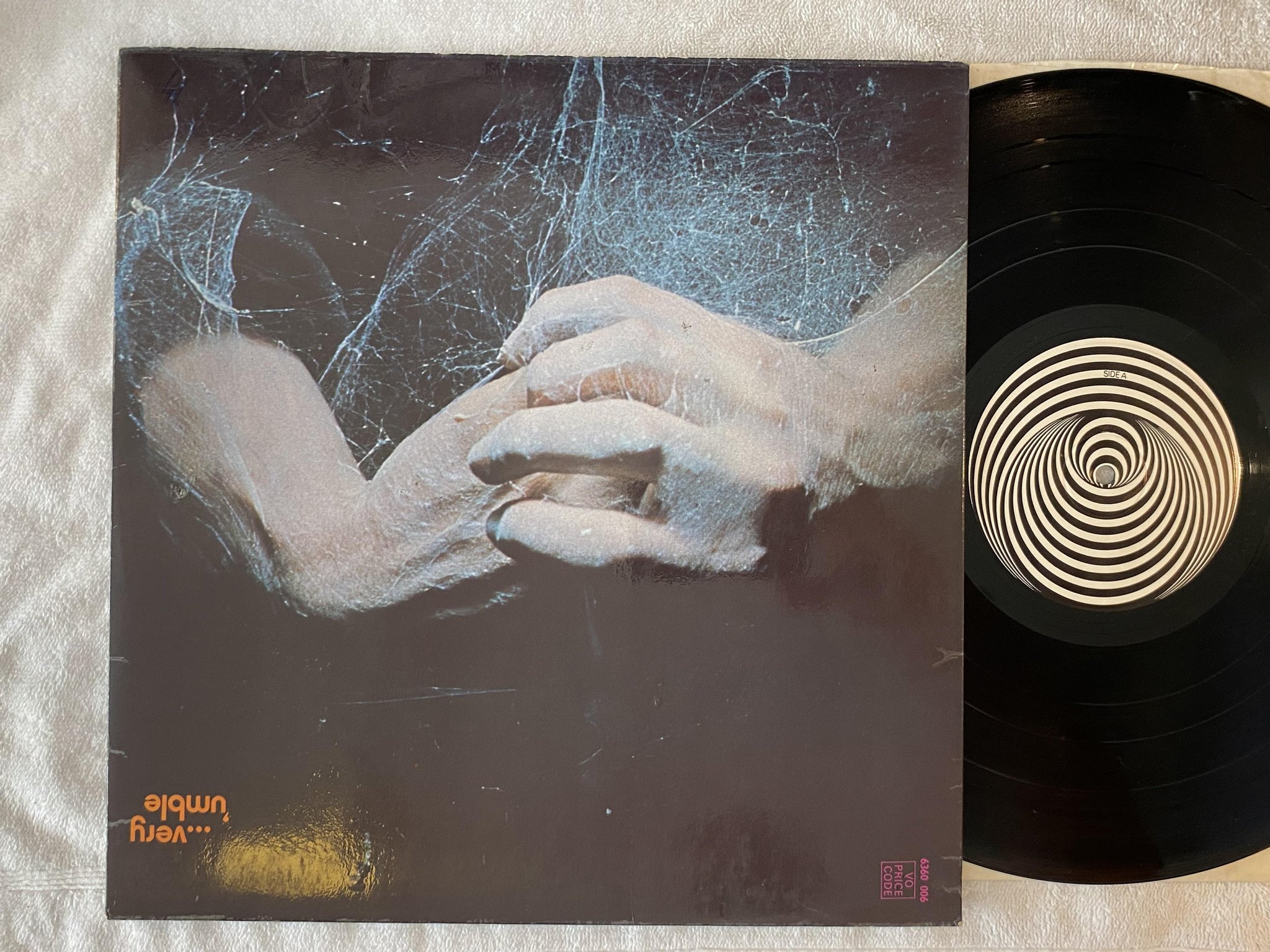 Omslagsbild för skivan URIAH HEEP very 'eavy very 'umble LP -70 UK swirl VERTIGO 6360 006