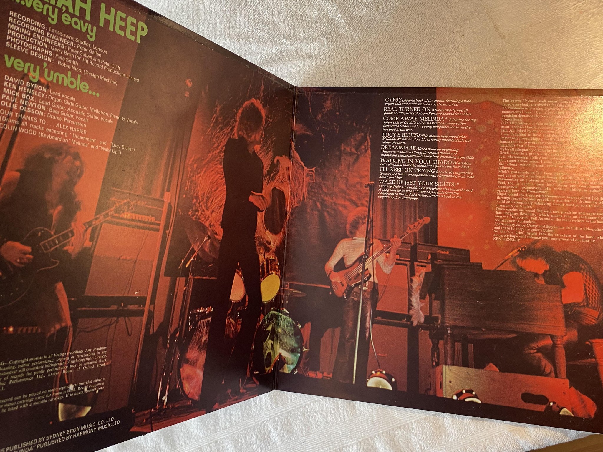 Omslagsbild för skivan URIAH HEEP very 'eavy very 'umble LP -70 UK swirl VERTIGO 6360 006