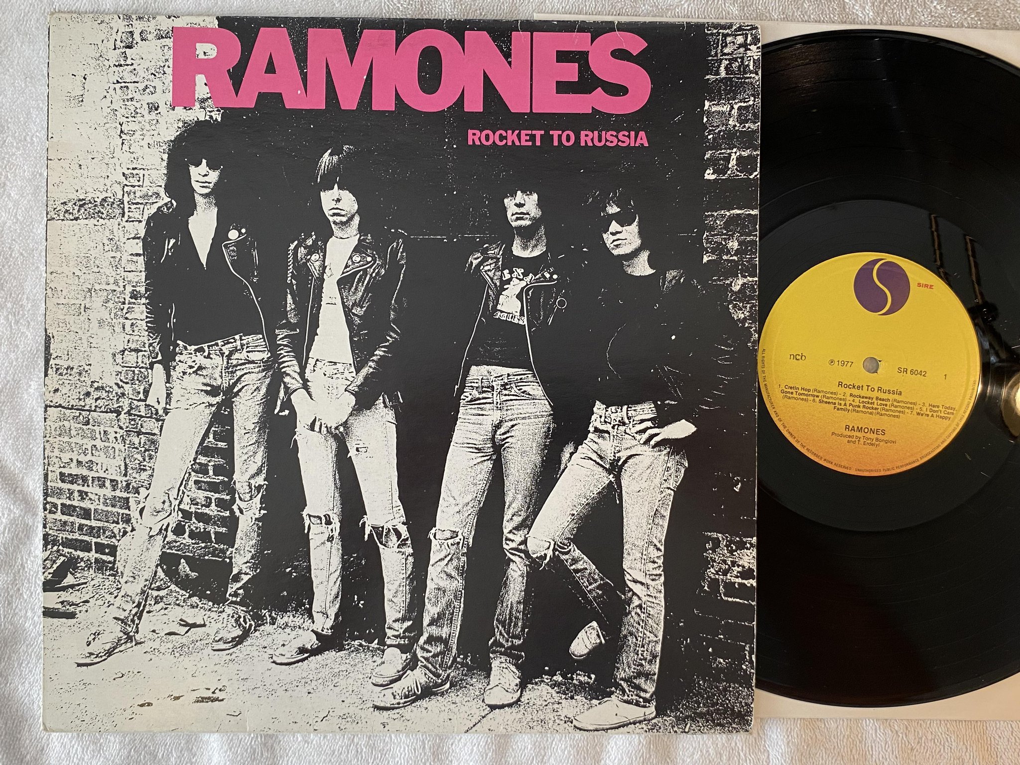 Omslagsbild för skivan RAMONES rocket to Russia LP -77 ncb SIRE SR 6042