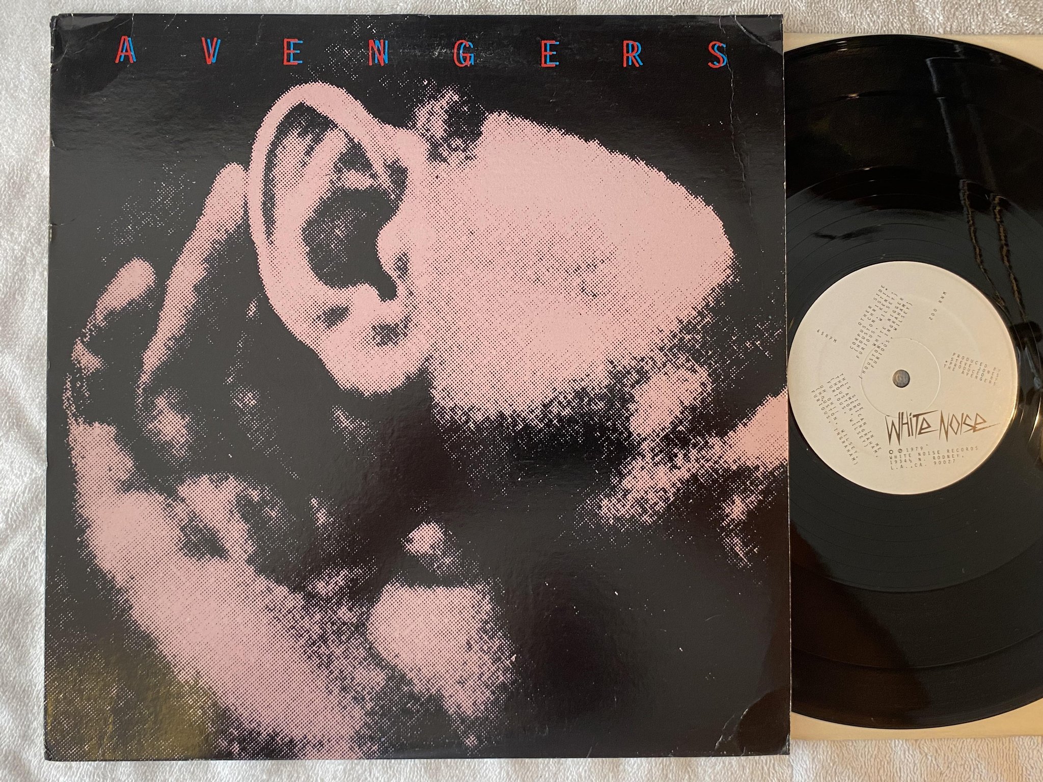 Omslagsbild för skivan AVENGERS s/t 12"ep -79 US WHITE NOISE WNR 002 punk rock