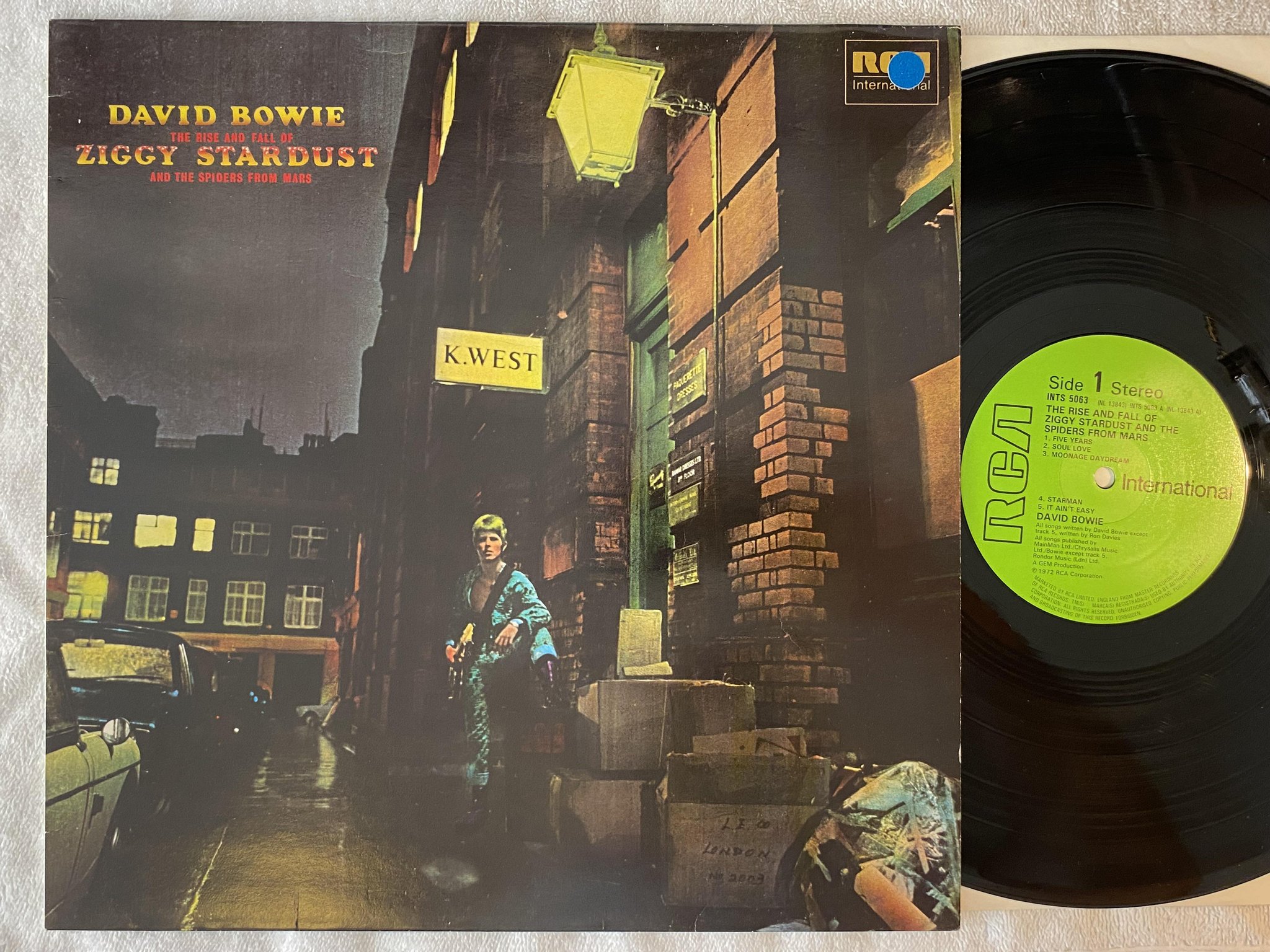 Omslagsbild för skivan DAVID BOWIE the rise and fall of Ziggy Stardust.. LP re UK RCA INTS 5063