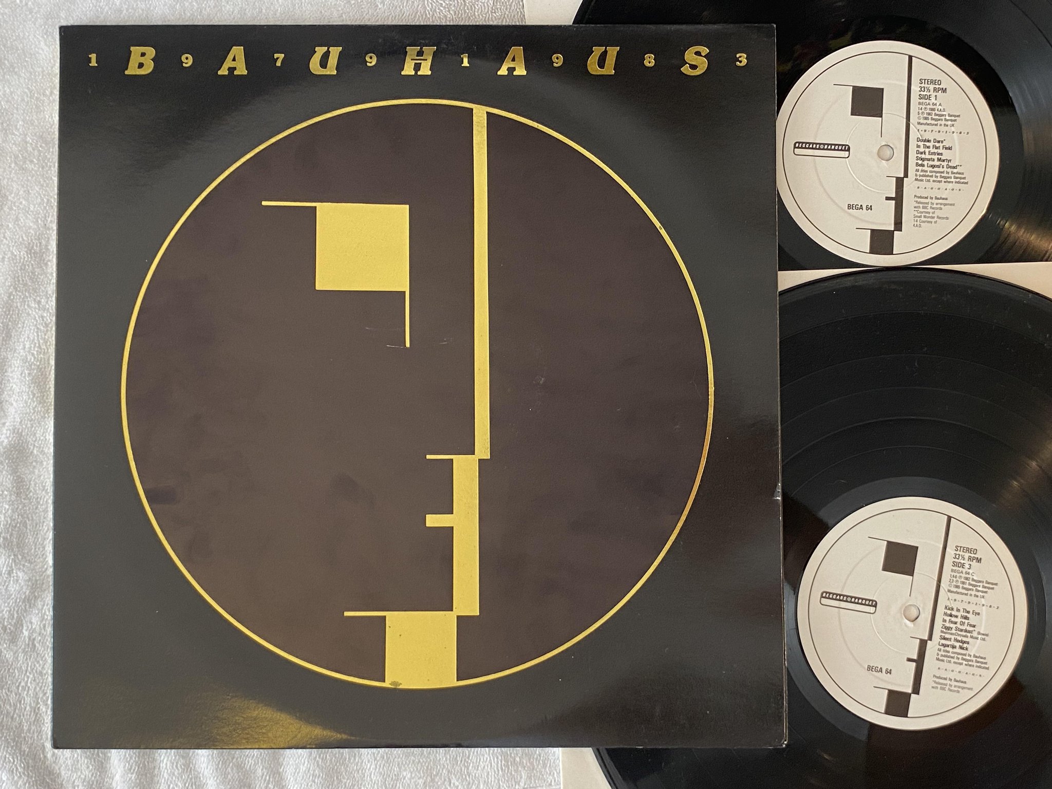 Omslagsbild för skivan BAUHAUS 1979-1983 2xLP -85 BEGGARS BANQUET BEGA 64